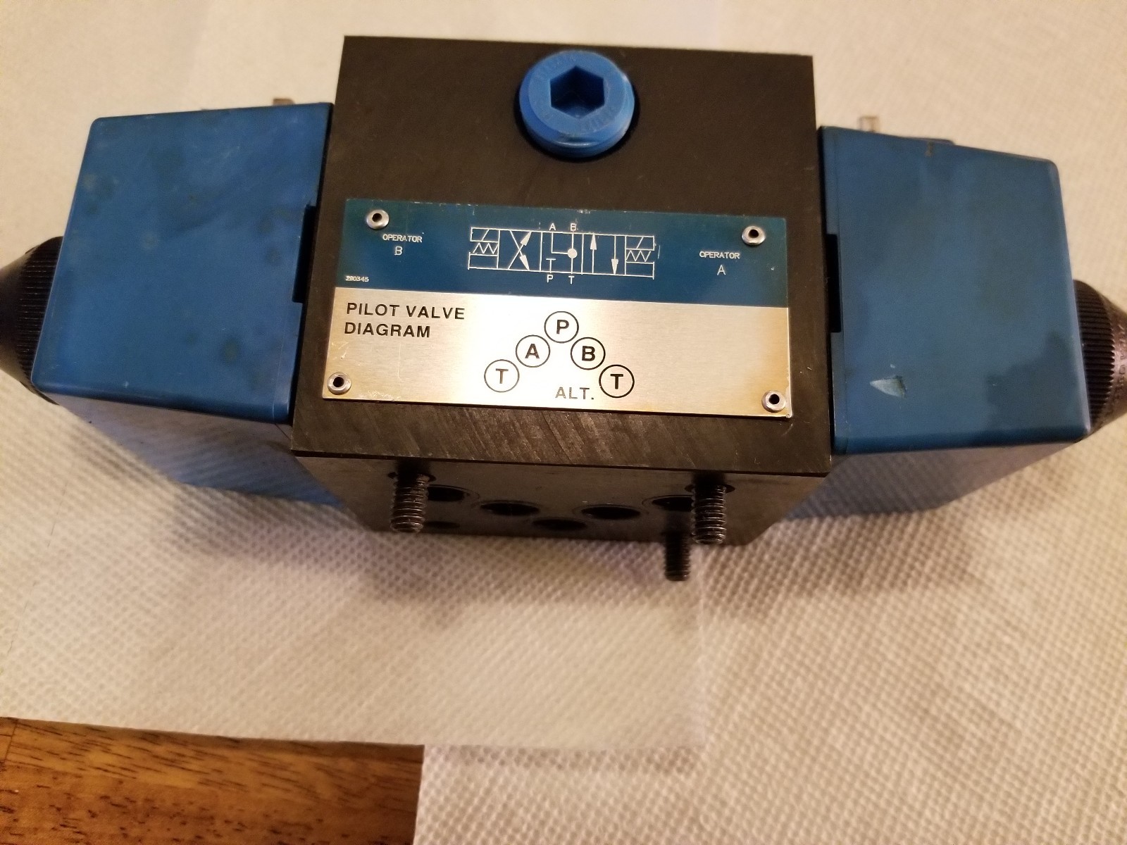 Vickers Pilot Valve 02-119475 DG4S4-016C-U-B-60 110V50 .85amp 120V60 .69amp