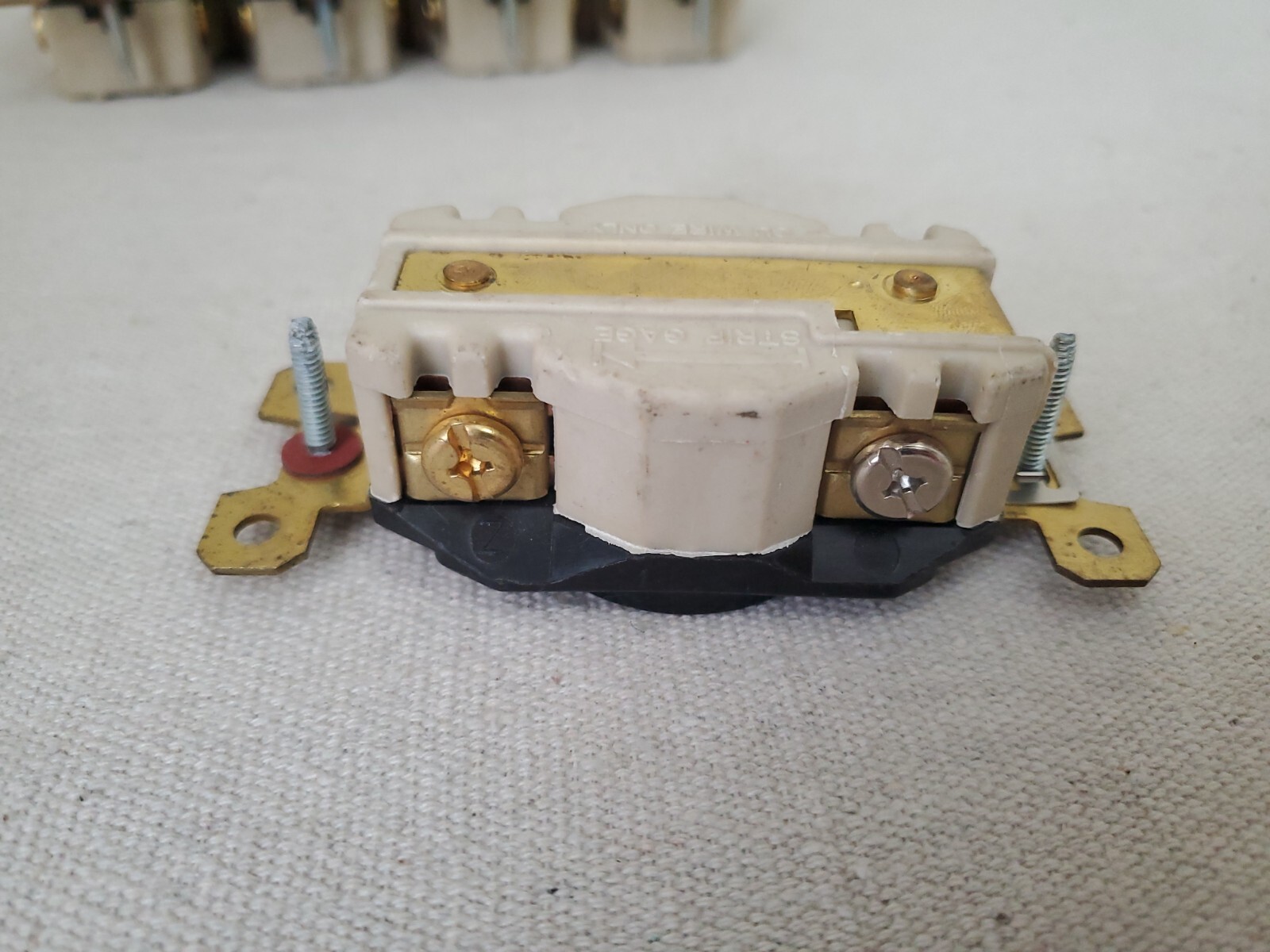 Hubbell Twist Lock Receptacle 20A 120/208V PACK OF 5