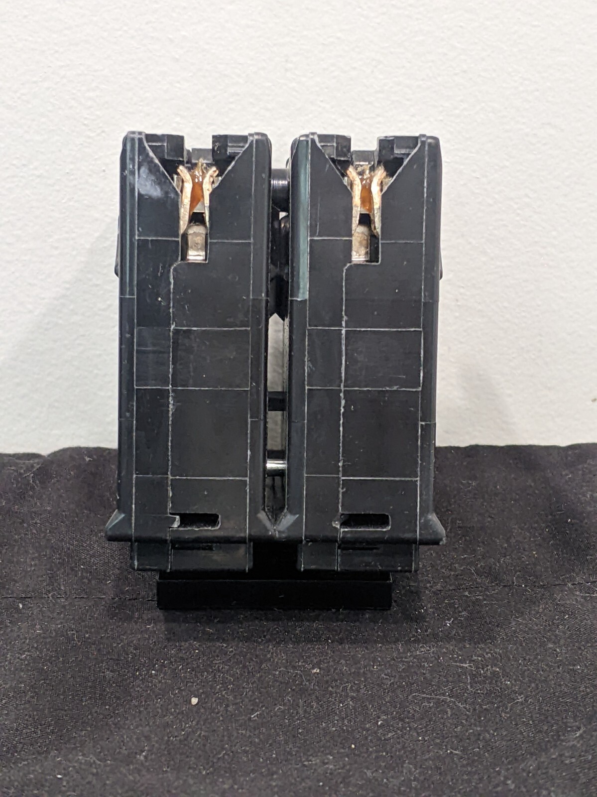 Square D – HOM225 – 2-Pole 25 Amp Circuit Breaker Type HOM 120/240V DP-4075