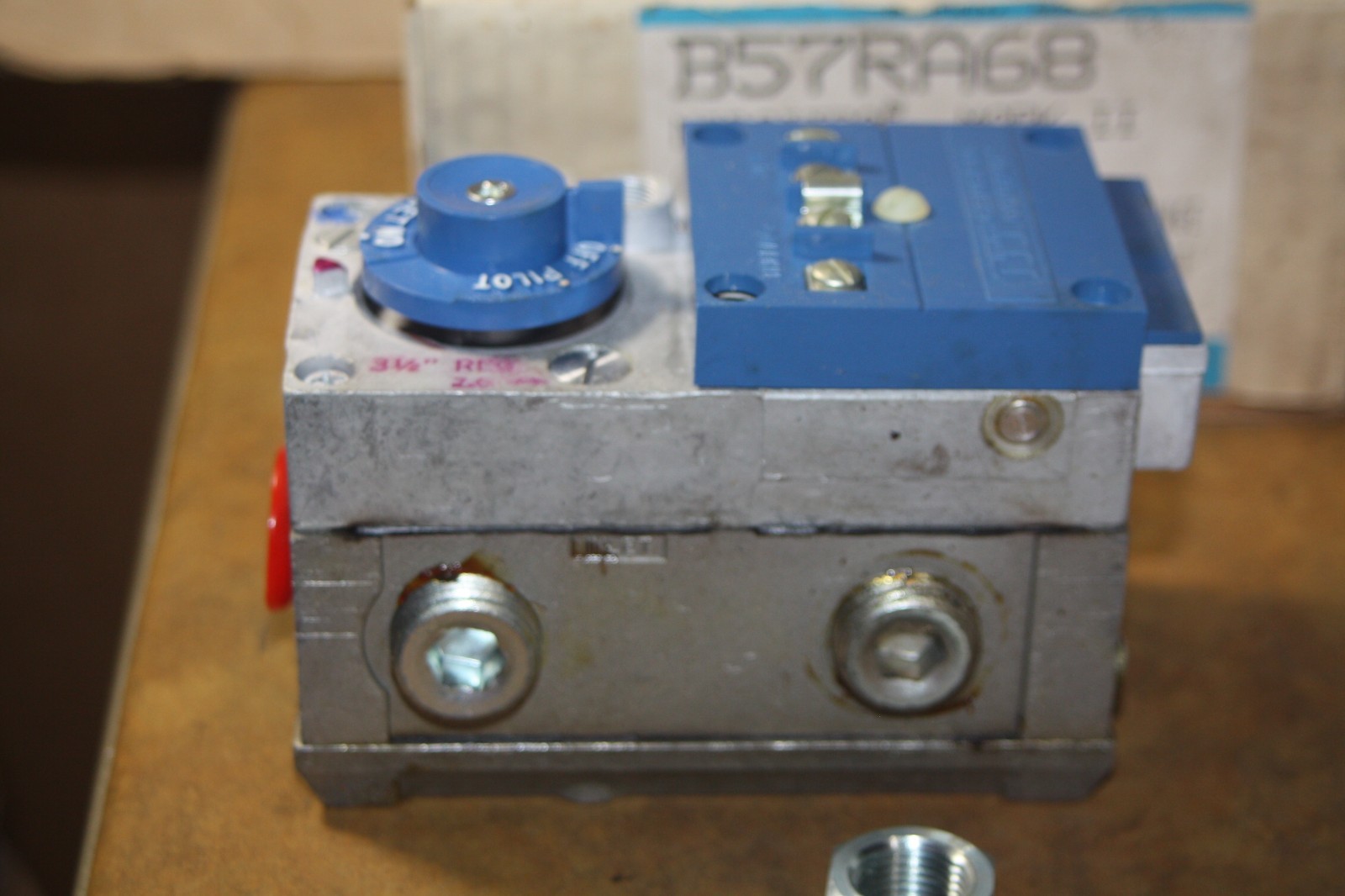 NOS ITT B57RA68 Midgitrol Mark II 24V Combination Gas Valve w/ Regulator