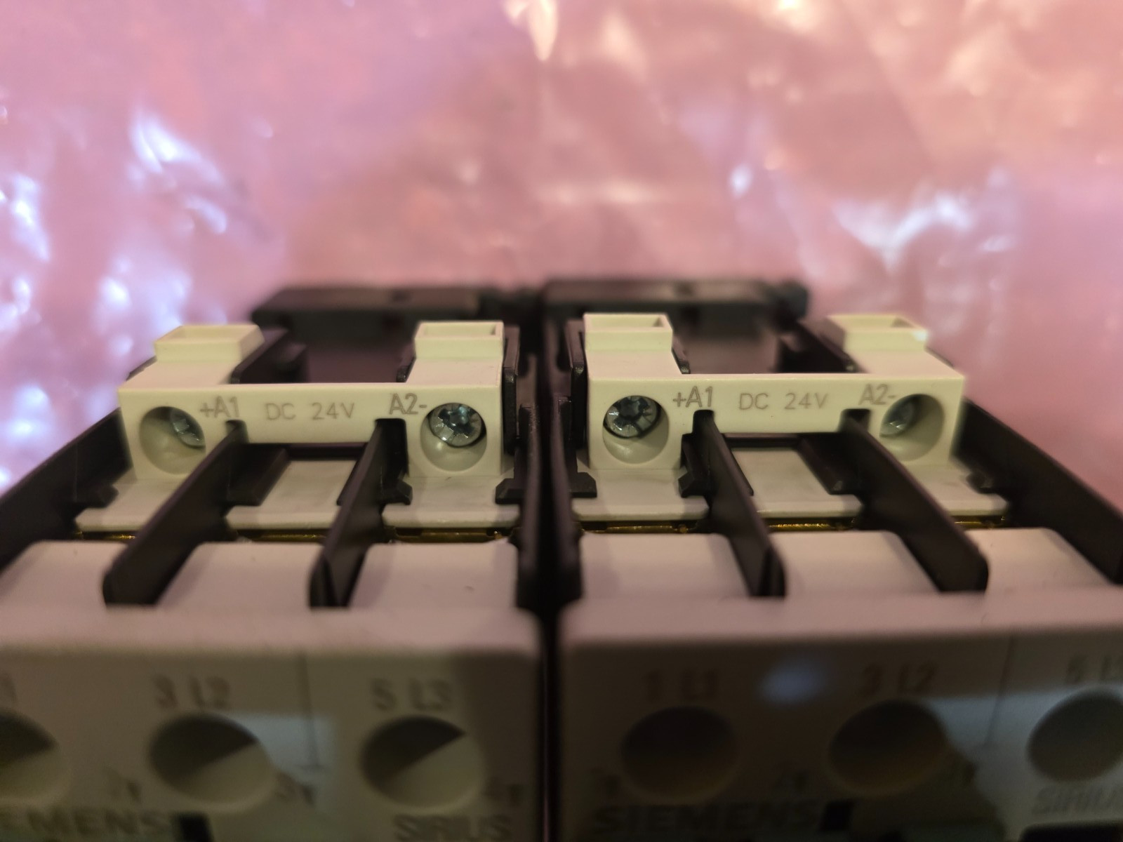 QTY (1) 3RT1024-1B..0 24VDC 3RT1024-1BB40 & (3x) AUX 3RH1921-1CA10 FREE SHIP