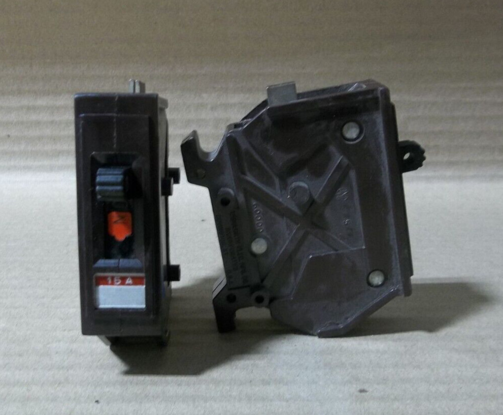 LOT OF 2 Wadsworth Type A A115 1 Pole 15 Amp 120V Plastic Feet Circuit Breaker