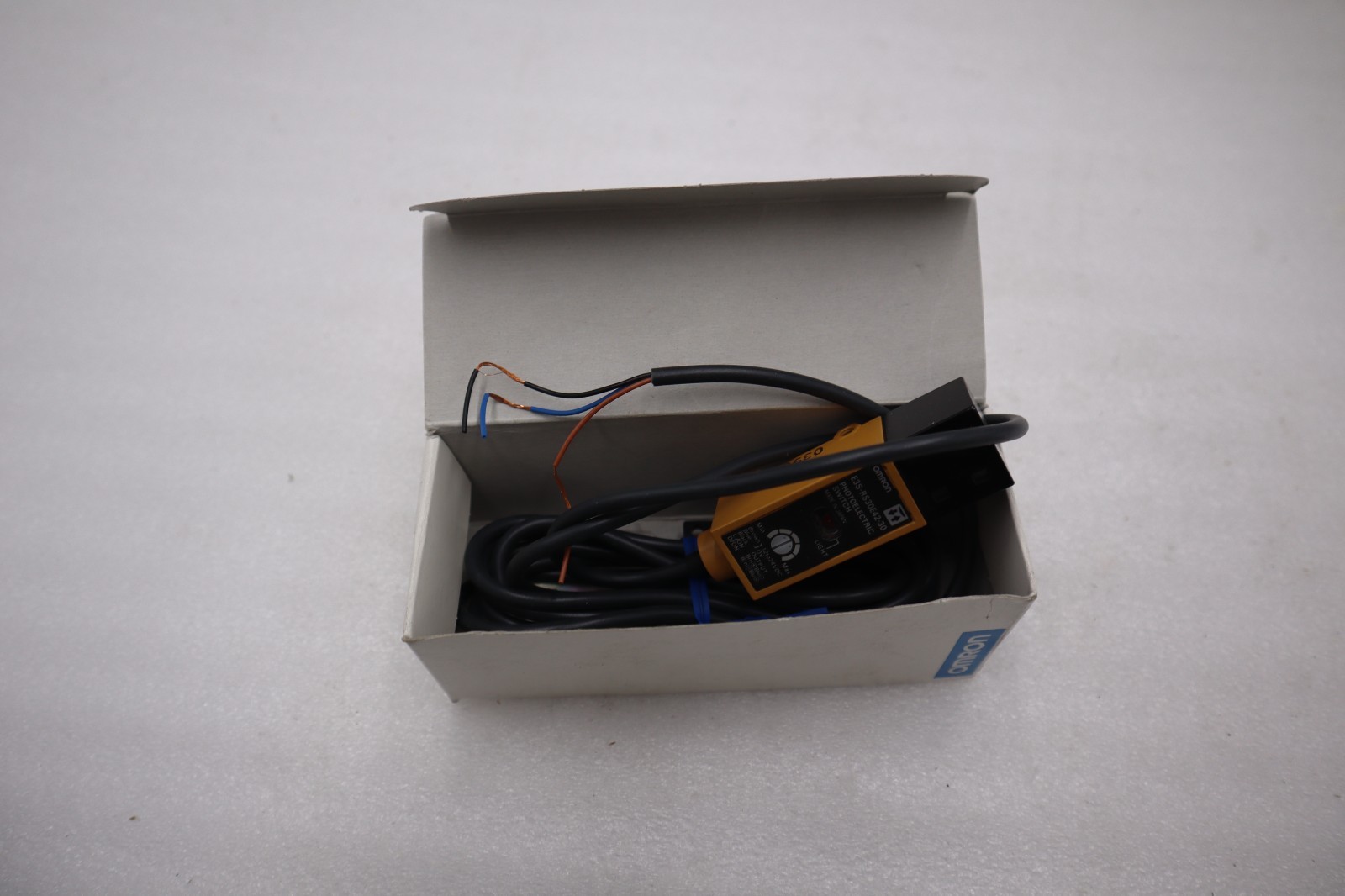 NEW Omron E3S-RS30E42-30 Photoelectric Switch 12-24v-dc STOCK H556A