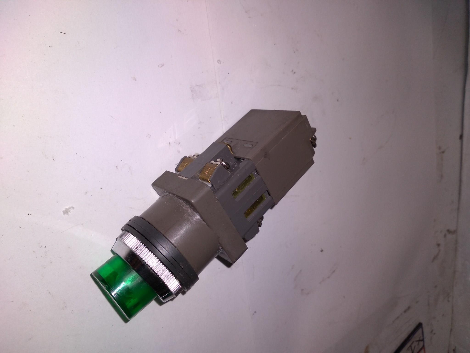 IZUMI IDEC ORIMARY 100/110V 50-60HZ LAMP 6.3V 1W 100/110V 50-60HZ 6.3V 1W