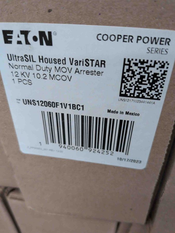 NEW EAton POWER UltraSIL Housed VariSTAR Normal Duty MOV ARRESTER 12KV 10.2 MCOV