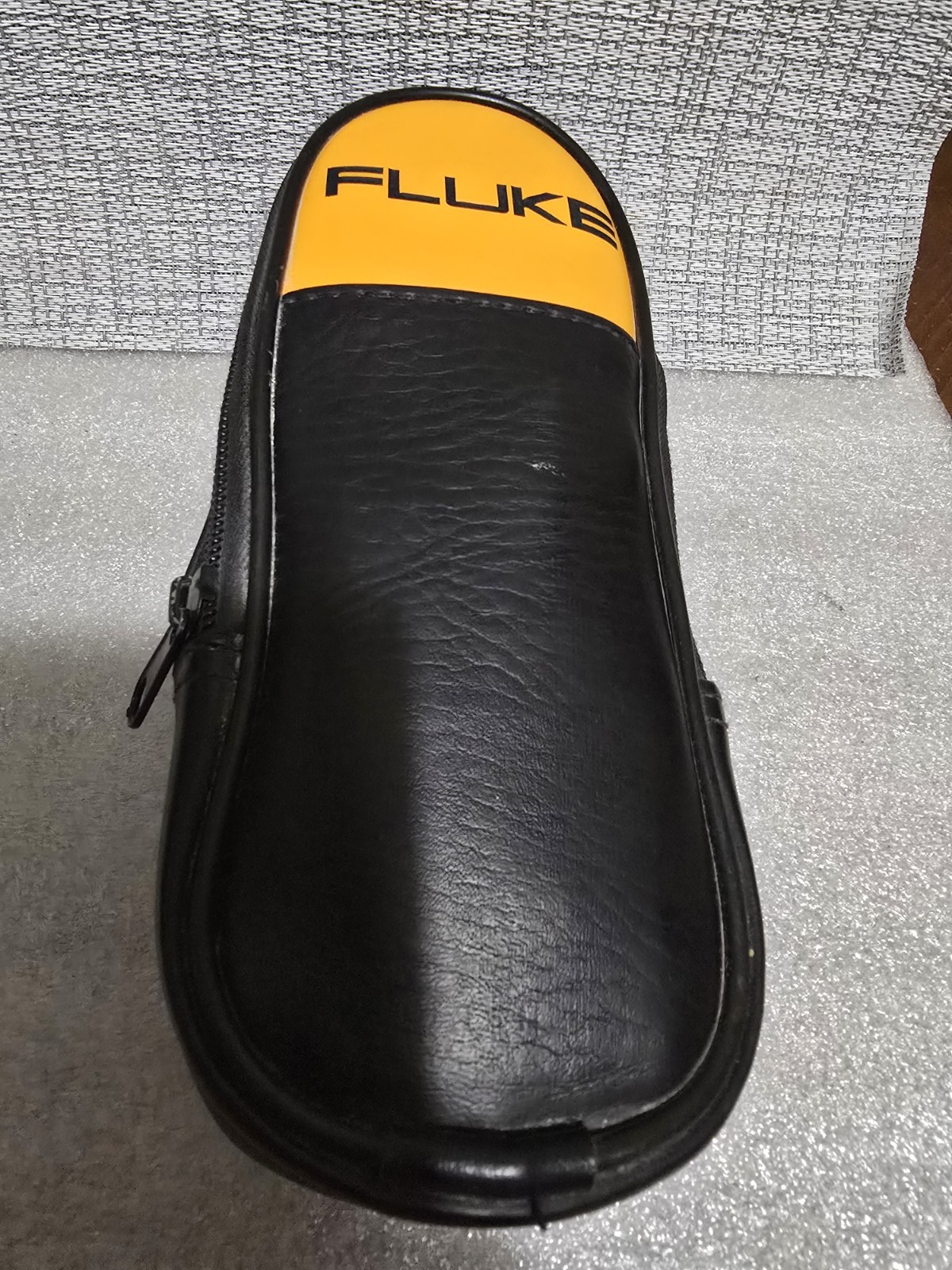 Fluke 323 True RMS Clamp Meter CAT III 600V 400A 4000 Count w/ Leads Case
