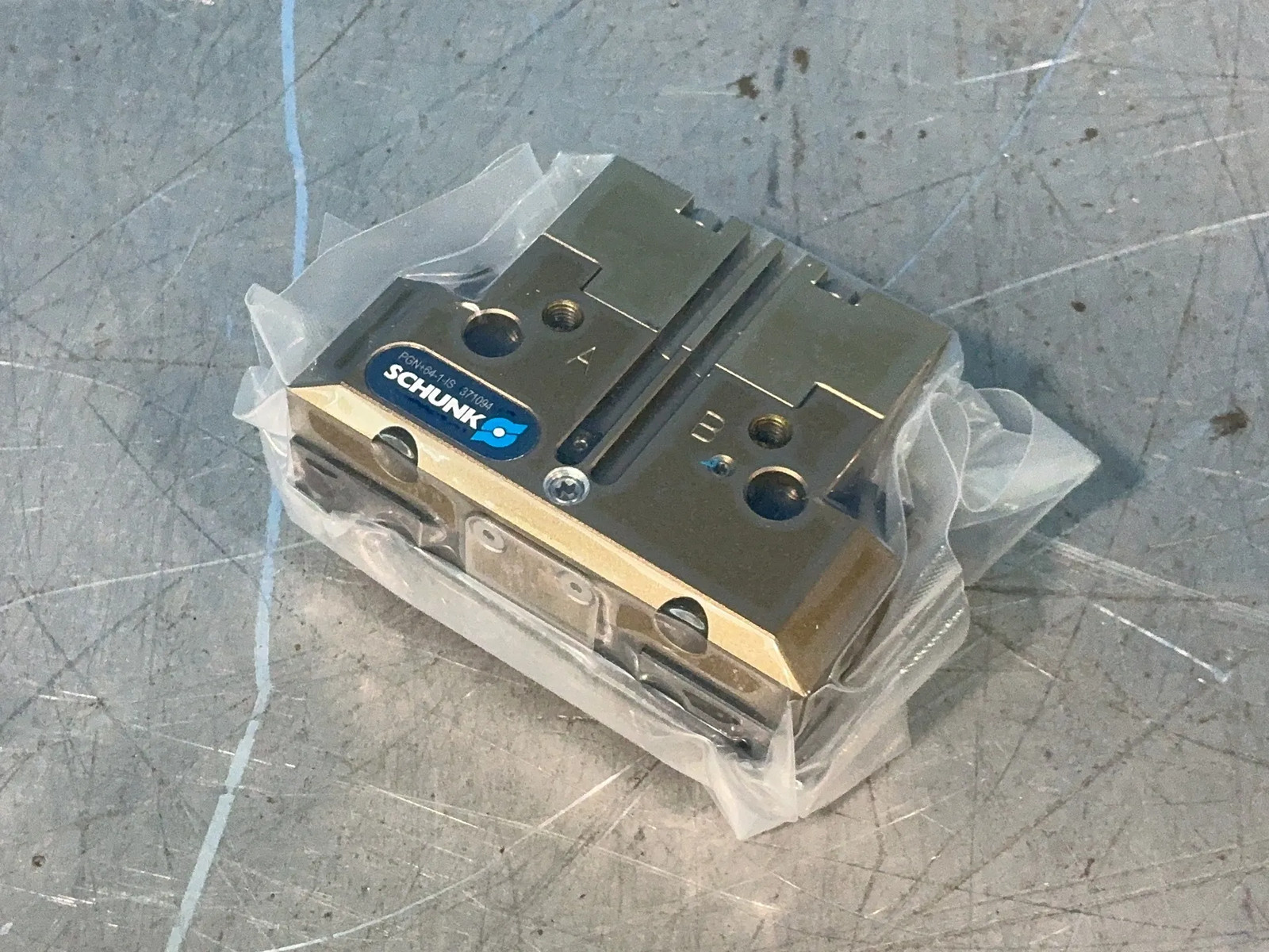 SCHUNK UNIVERSAL PNUEMATIC GRIPPER 0371094