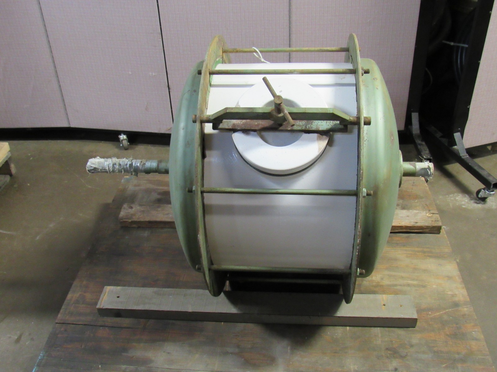 NO NAME BALL MILL BARREL DRUM ONLY W/ LIDS 30″ BODY 20-1/2″ INSIDE