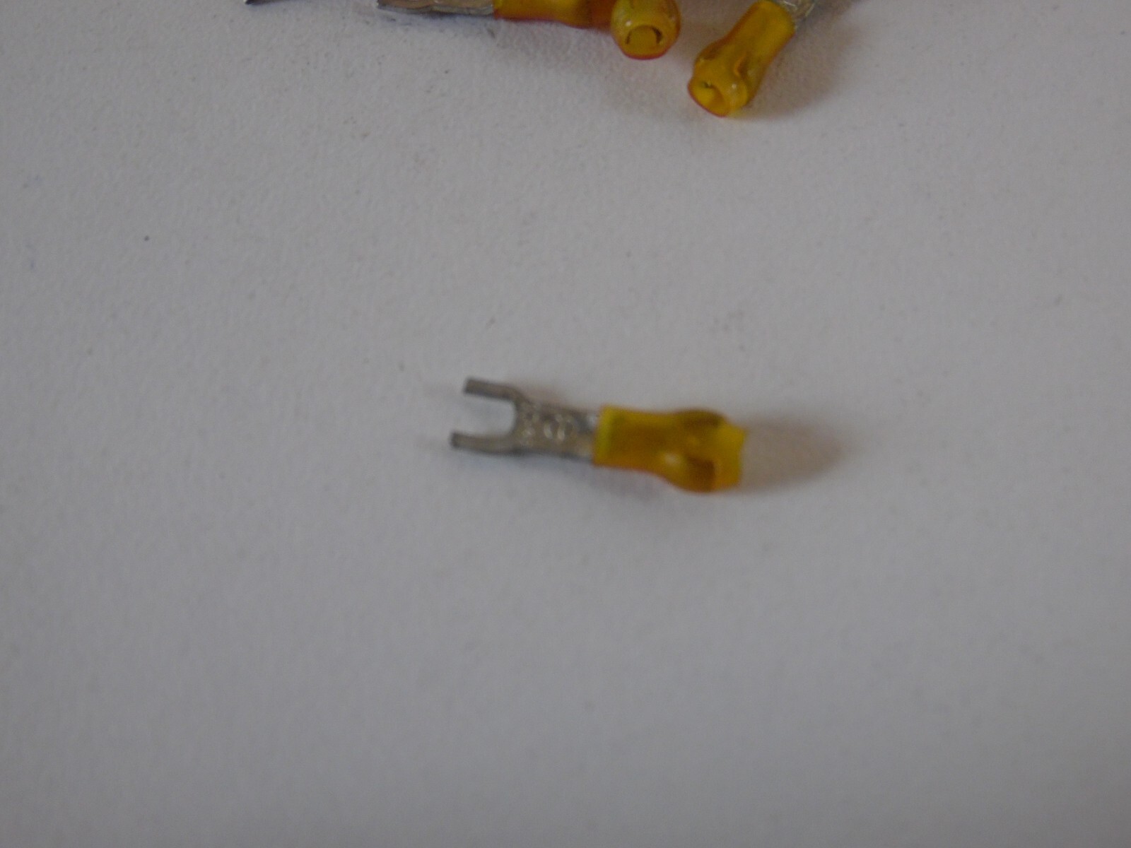 50 count burndy 26-20 awg insulated fork spade terminal connector 2-3 stud