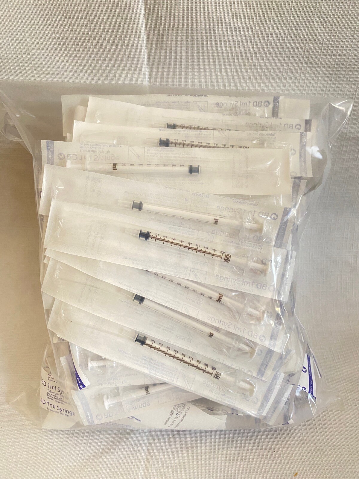 (164) Laboratory Plastic 1mL Sterile Disposable Tuberculin Slip Tip Syringes