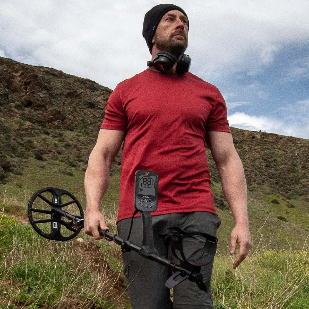 Minelab Equinox 900 Waterproof Multi-Frequency Metal Detector with 11″ and 6″ DD
