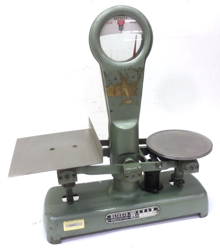 DETECTO-GRAM BALANCE SCALE, ESTABLISHED IN 1933, CAPACITY 3 LBS., 15″ L
