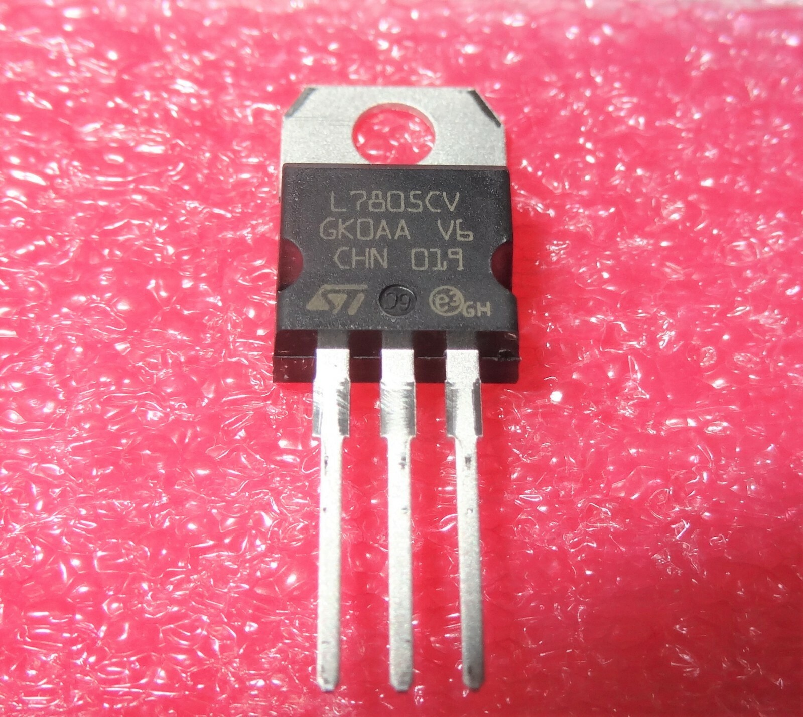 2 pcs L7805CV (7805 TYPE) VOLTAGE REGULATOR 1.5A Output