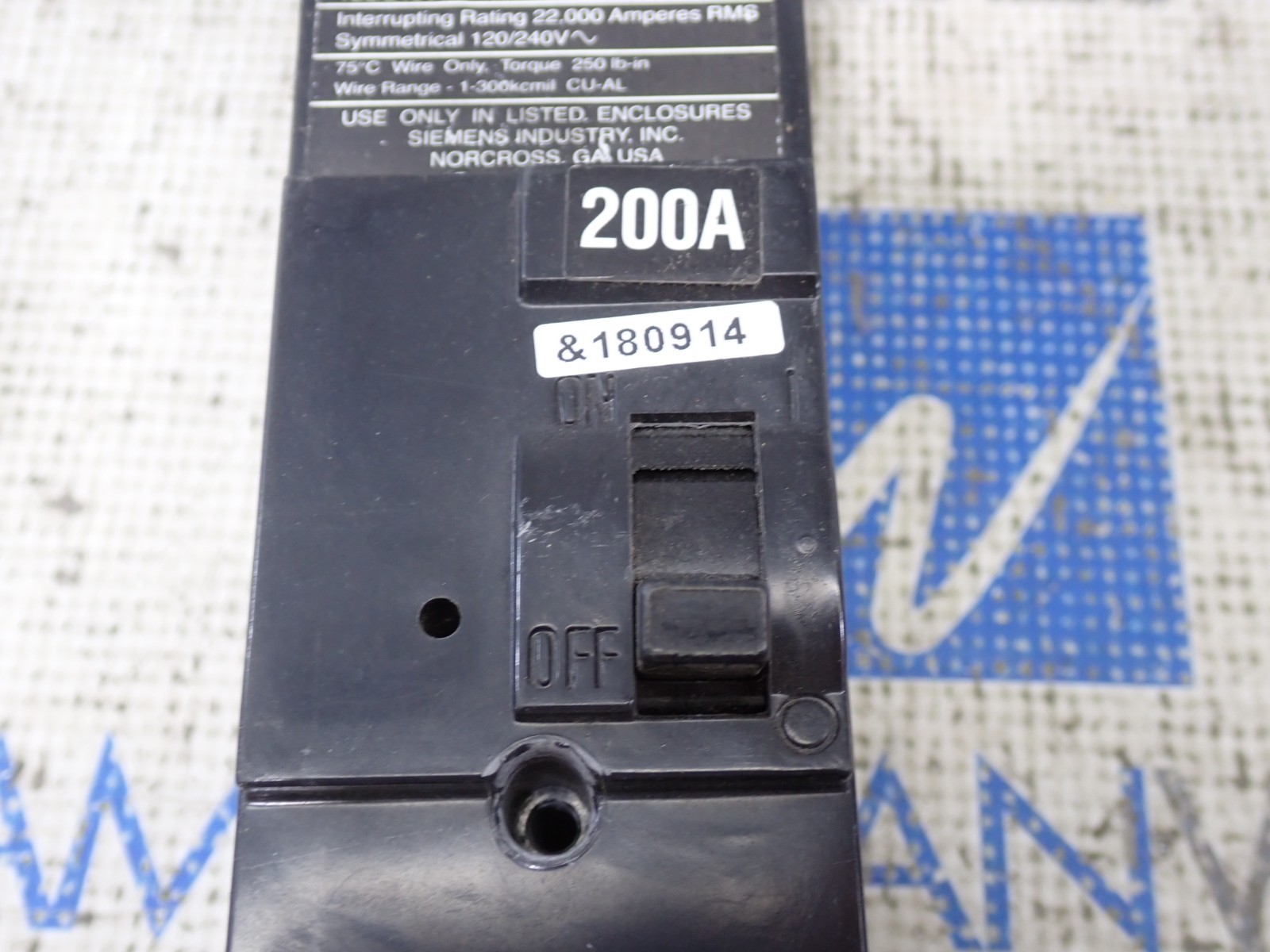 Siemens QN2200RH 200 Amp 120/240V 2 Pole 22KA Circuit Breaker tested