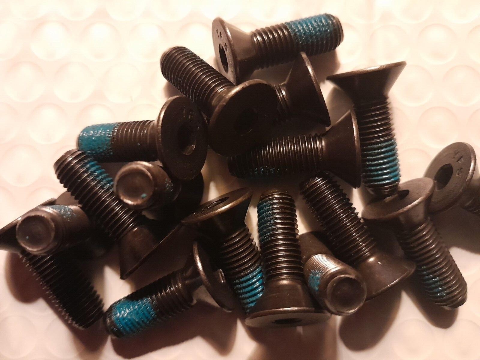 5/16-24 x 1″ FLAT HEAD SOCKET CAP SCREW F835 STEEL BLACK OXIDE W/NYLON PATCH