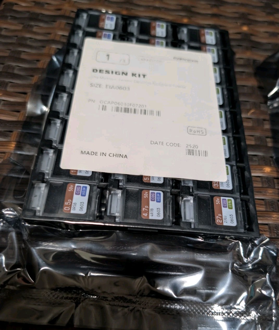 Guanruixin Chip Capacitor Design Kit EIA 0603 Size 72 Values, 0.5pF-22uF 2880PCS
