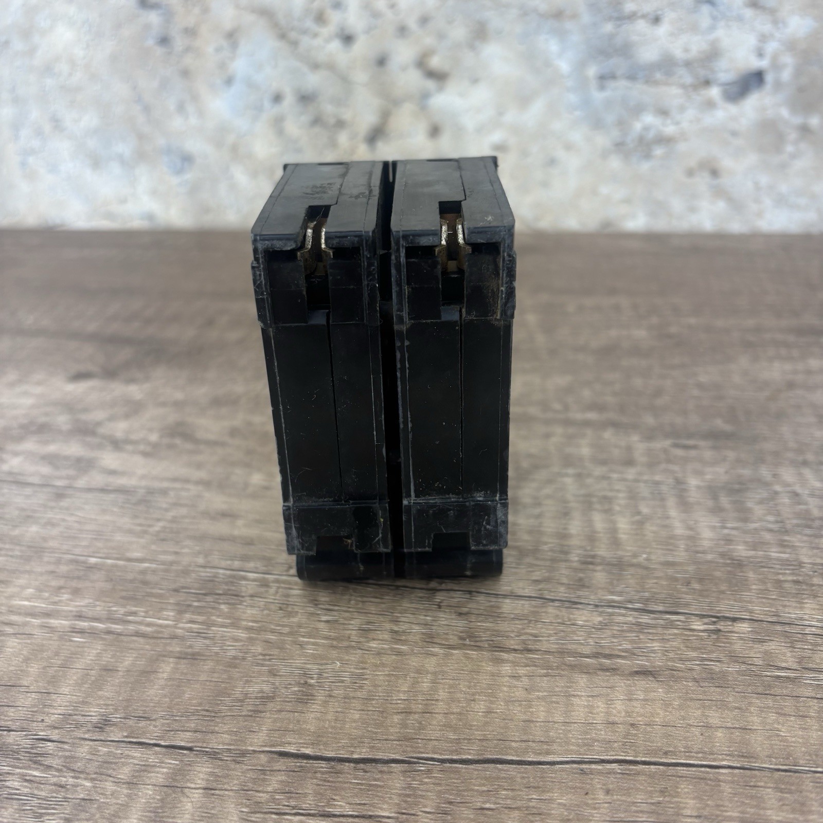 Square D HOM2100 Homeline 100A 2-Pole 120/240V AC Circuit Breaker Trip New