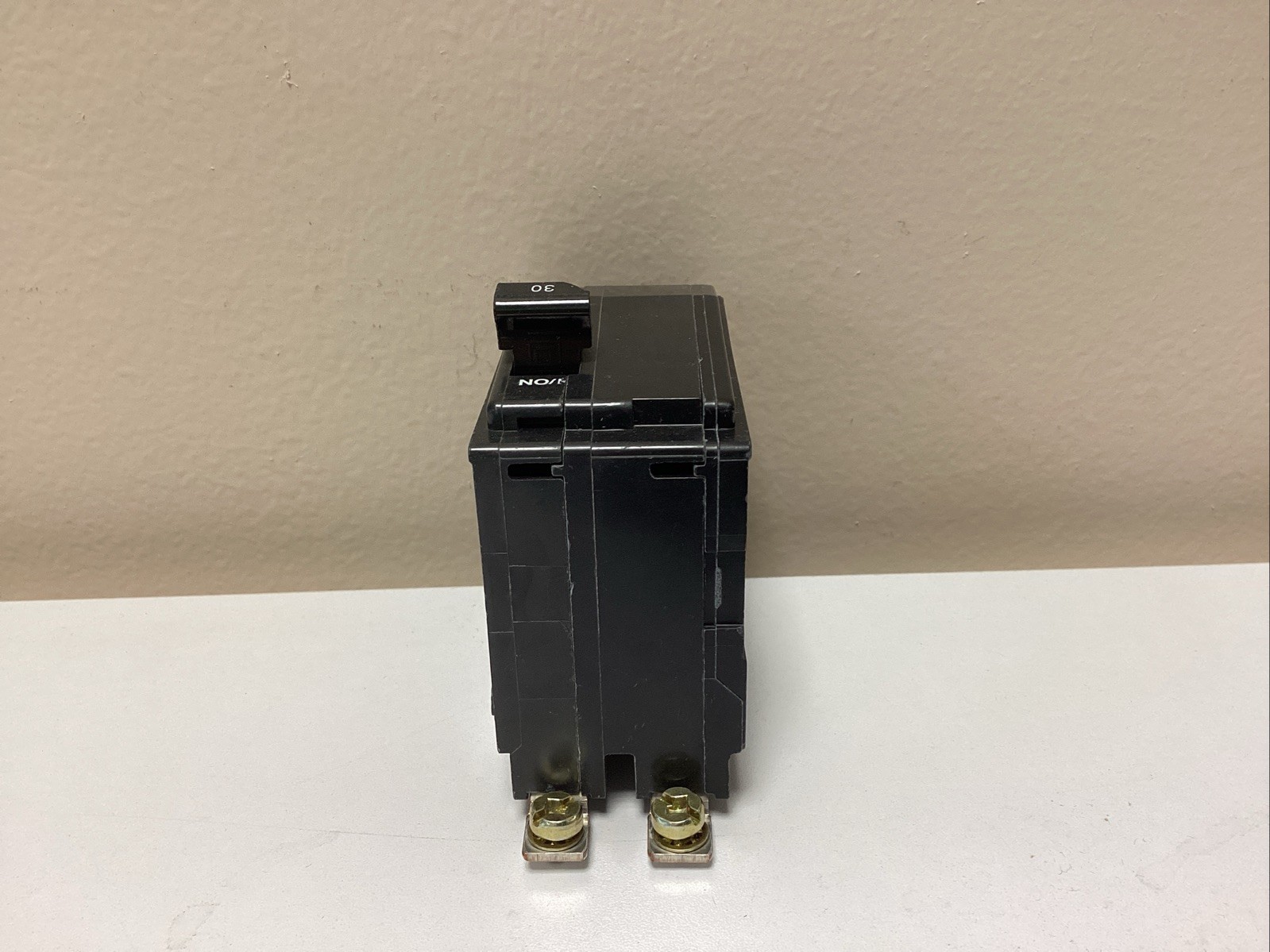 Square D QOB230VH 30 A Miniature Circuit Breaker *NOB* (Chipped Handle)
