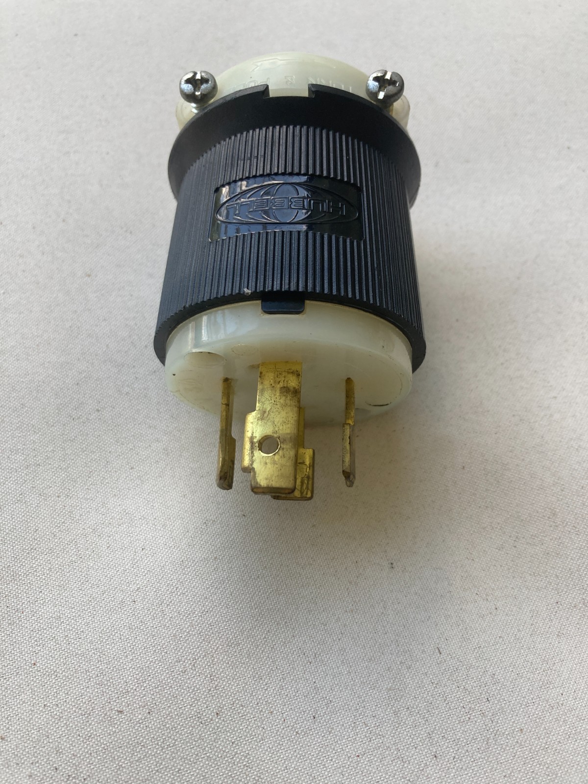 Hubbell HBL2731 Locking Plug – Black/White 1 piece. Used once for testing system
