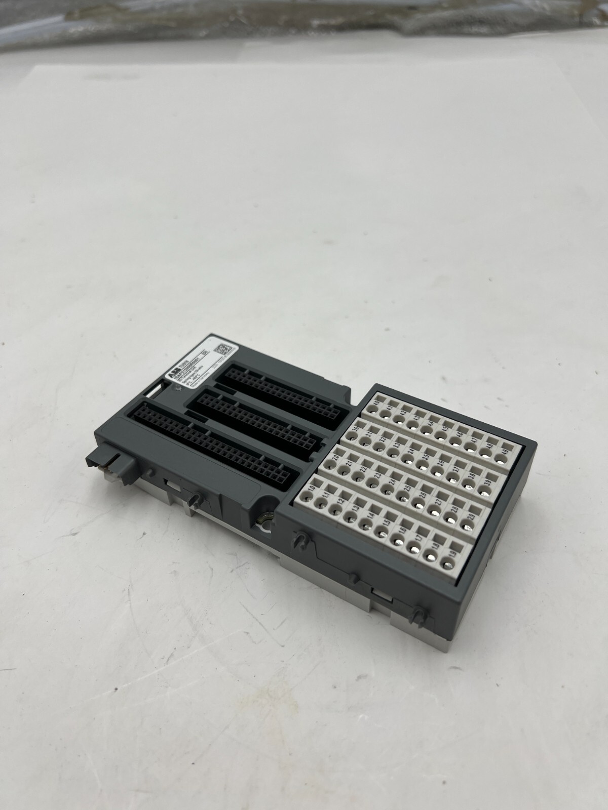 ABB 1SAP212000R0001 TU516 I/O Terminal Unit For Analog and 24 VDC Digital Module