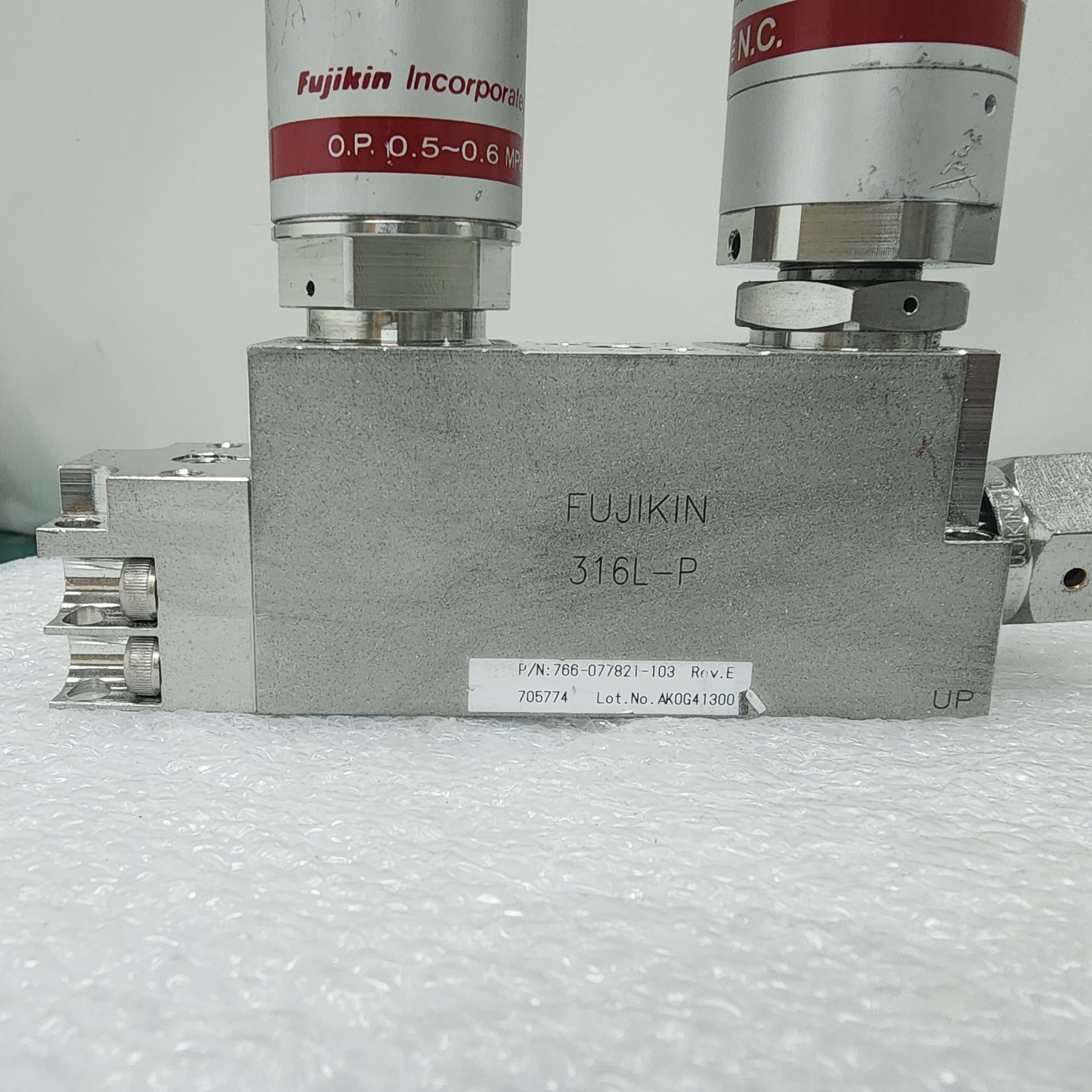 Lam 766-077821-103 Rev E, Fujikin 2×0.5~0.6 MPa Valve Assy,Used,Jp+97211