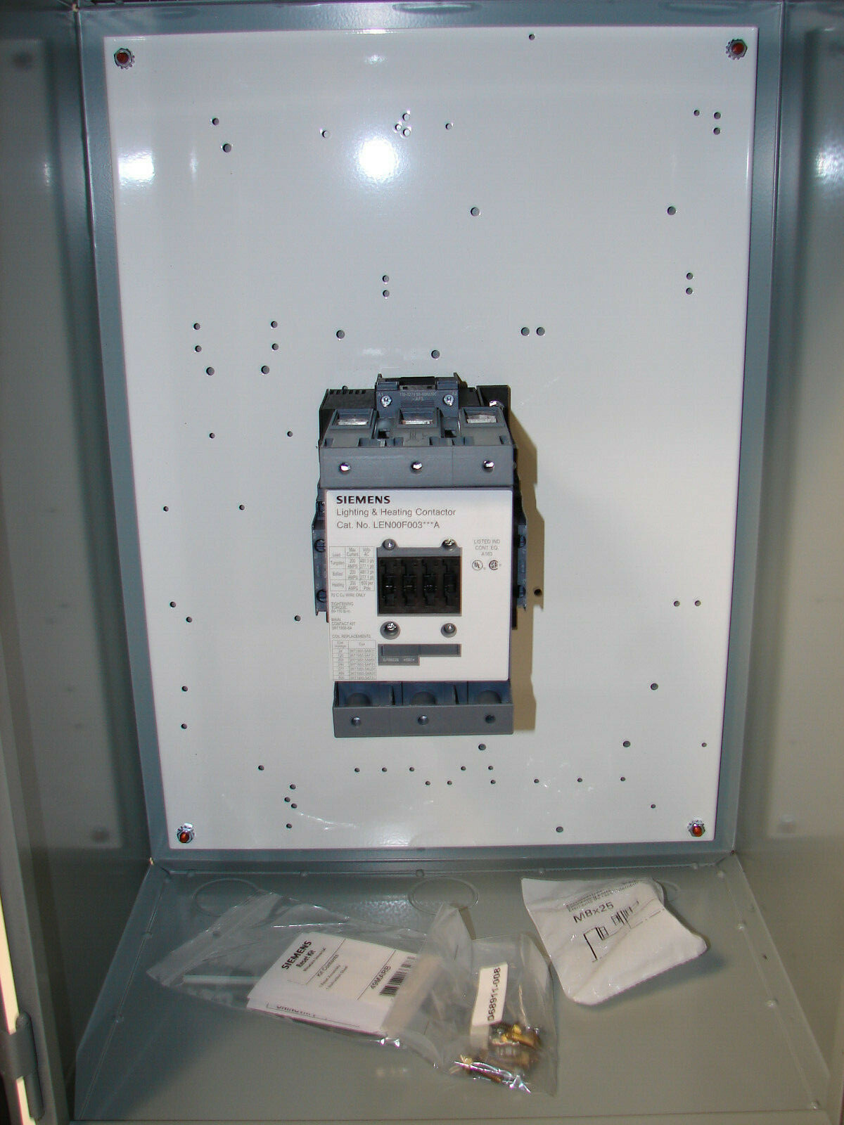 NEW Siemens LEN01F003120A, Contactor 200A 3NO poles NEMA 1 Electrically held