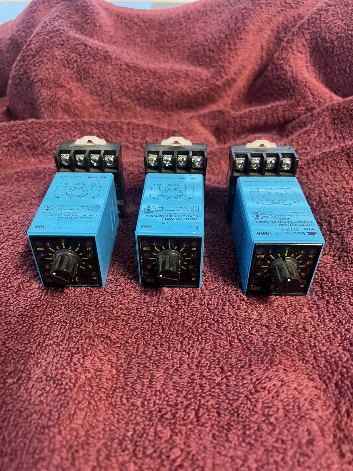 Idec RTE-P11 Electronic Multi Timer 120v With an Allen Bradley Socket 700-HN125