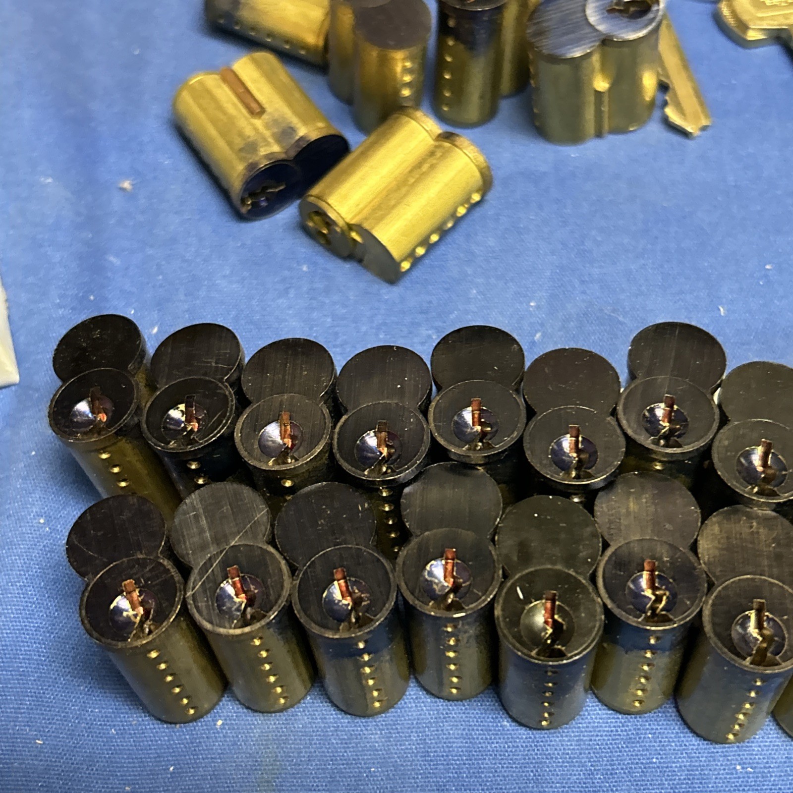 Lot of 20 Dorma blue interchangeable cores A6 with 2 control keys KSP