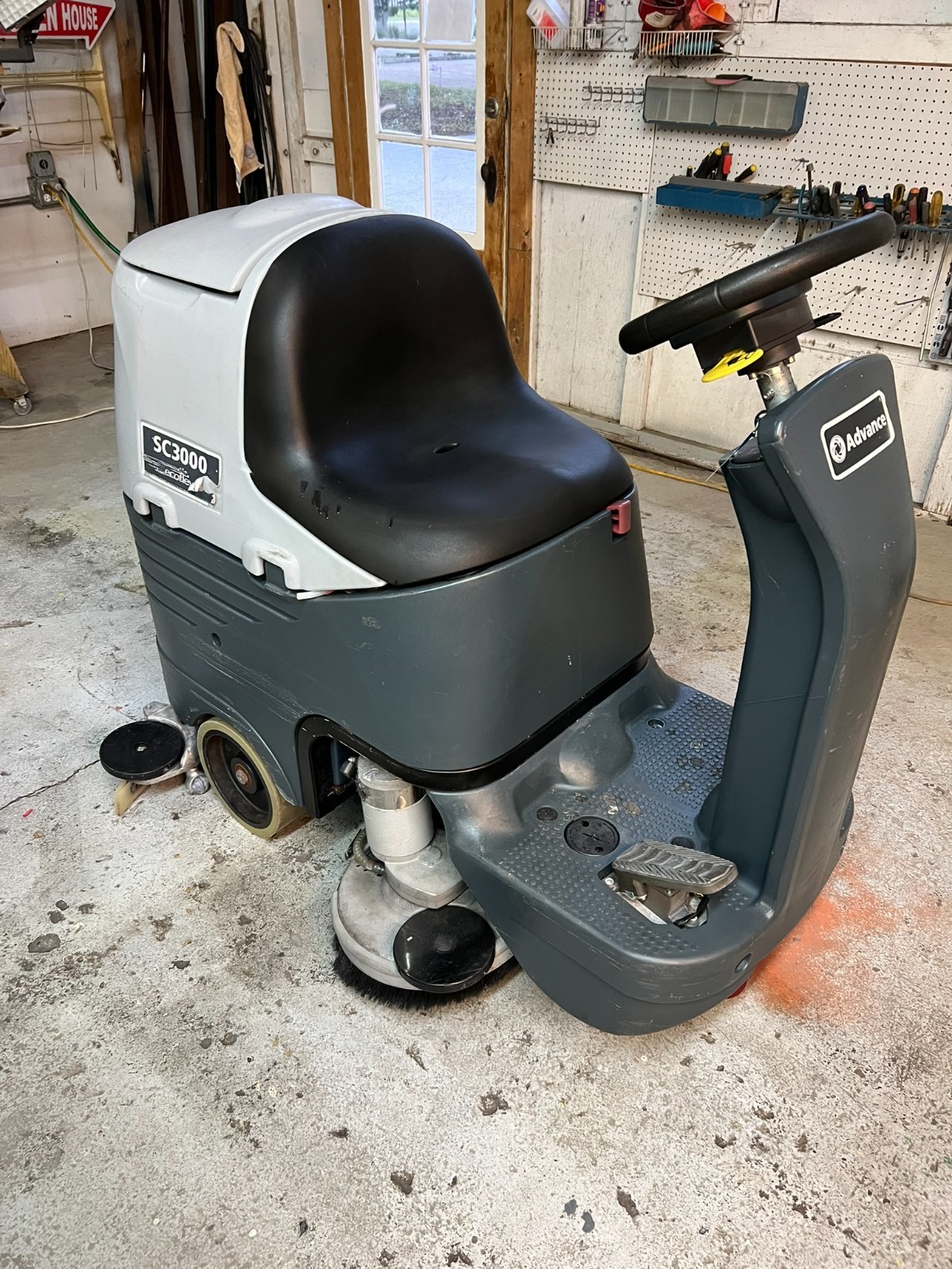 Advance SC3000 26D EcoFlex Ride-On Floor Scrubber