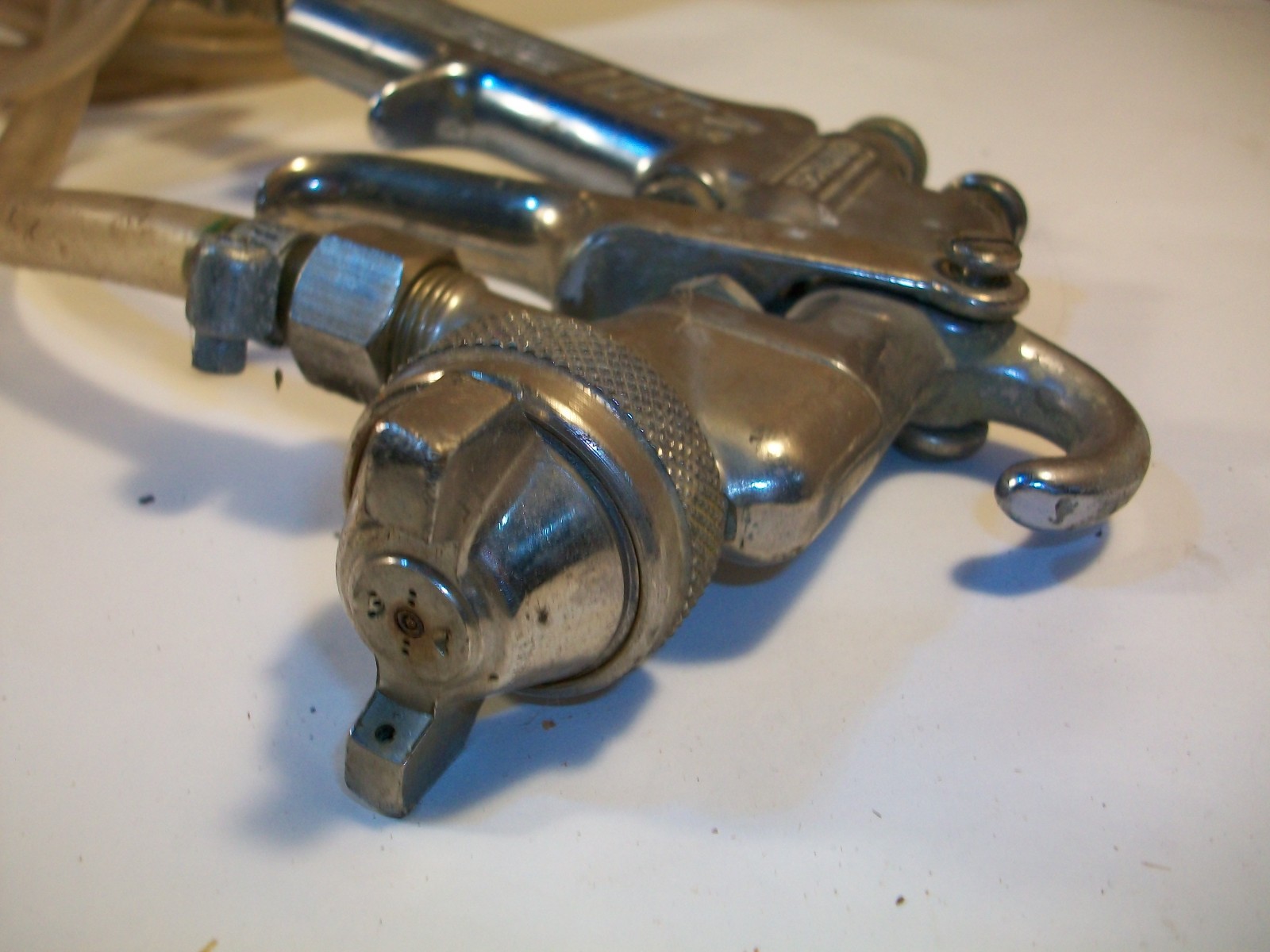 BINKS 2100 Spray Gun w/ Regulator & 2 Quart Pressure Pot & BBR Red Gun Untested