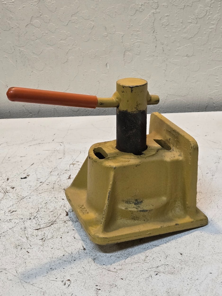 Blair Retractable Twist Lock 151 | 2022 | 6″x6″
