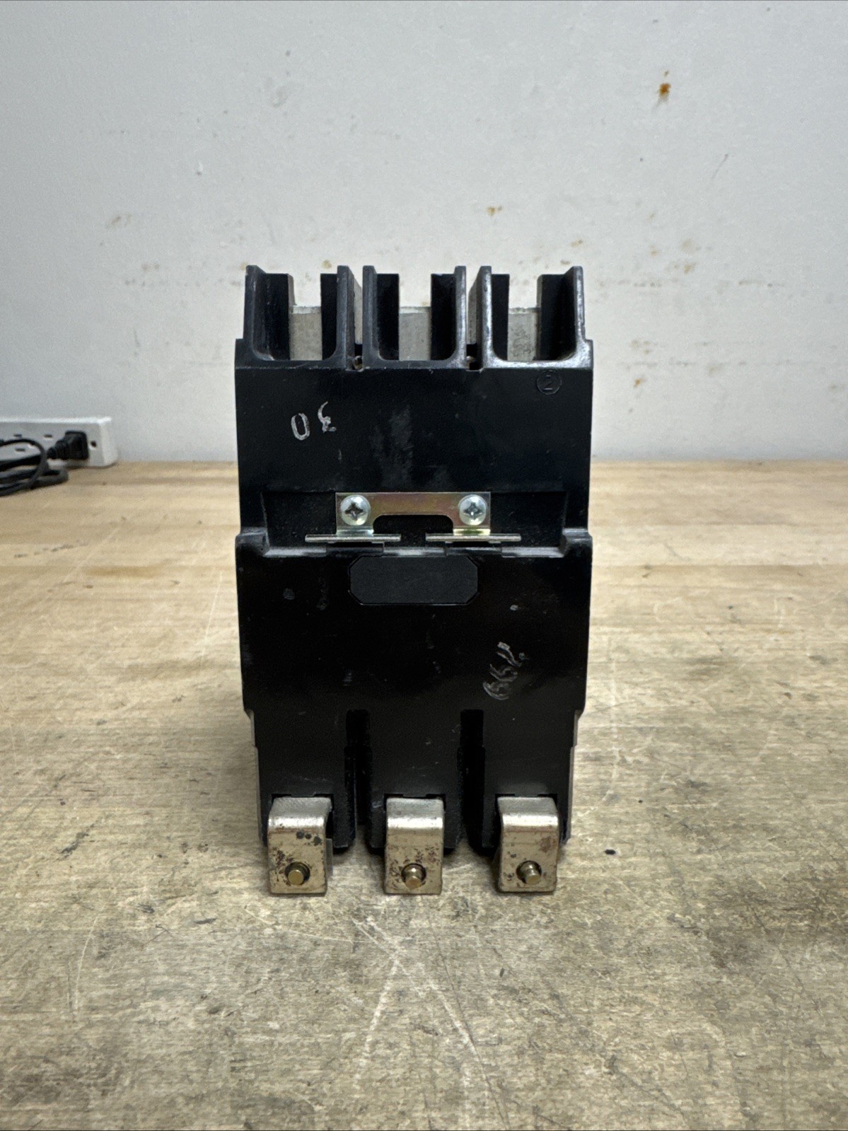 GENERAL ELECTRIC TEY330 TEY 3 POLE 30 AMP 480v CIRCUIT BREAKER