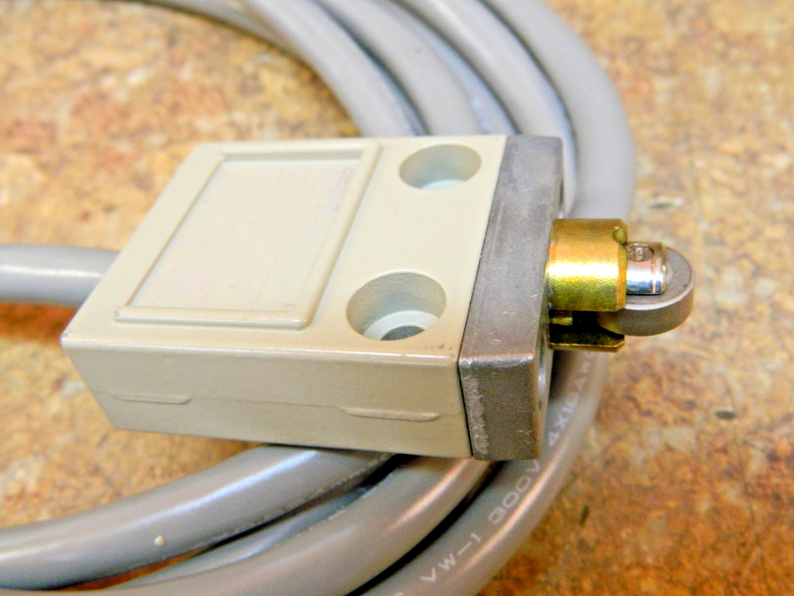 OMRON D4C-1602 Limit Switch Roller Plunger SPDT NO/NC 9′ Cable