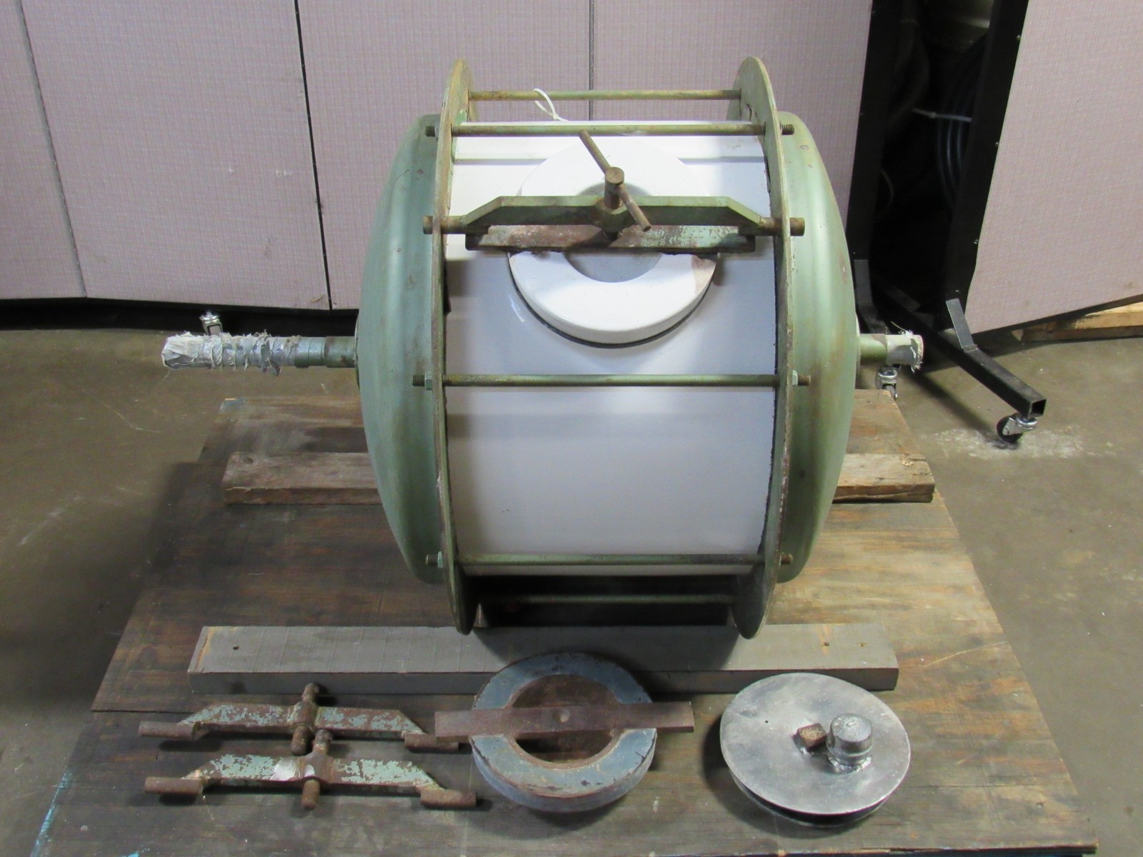 NO NAME BALL MILL BARREL DRUM ONLY W/ LIDS 30″ BODY 20-1/2″ INSIDE