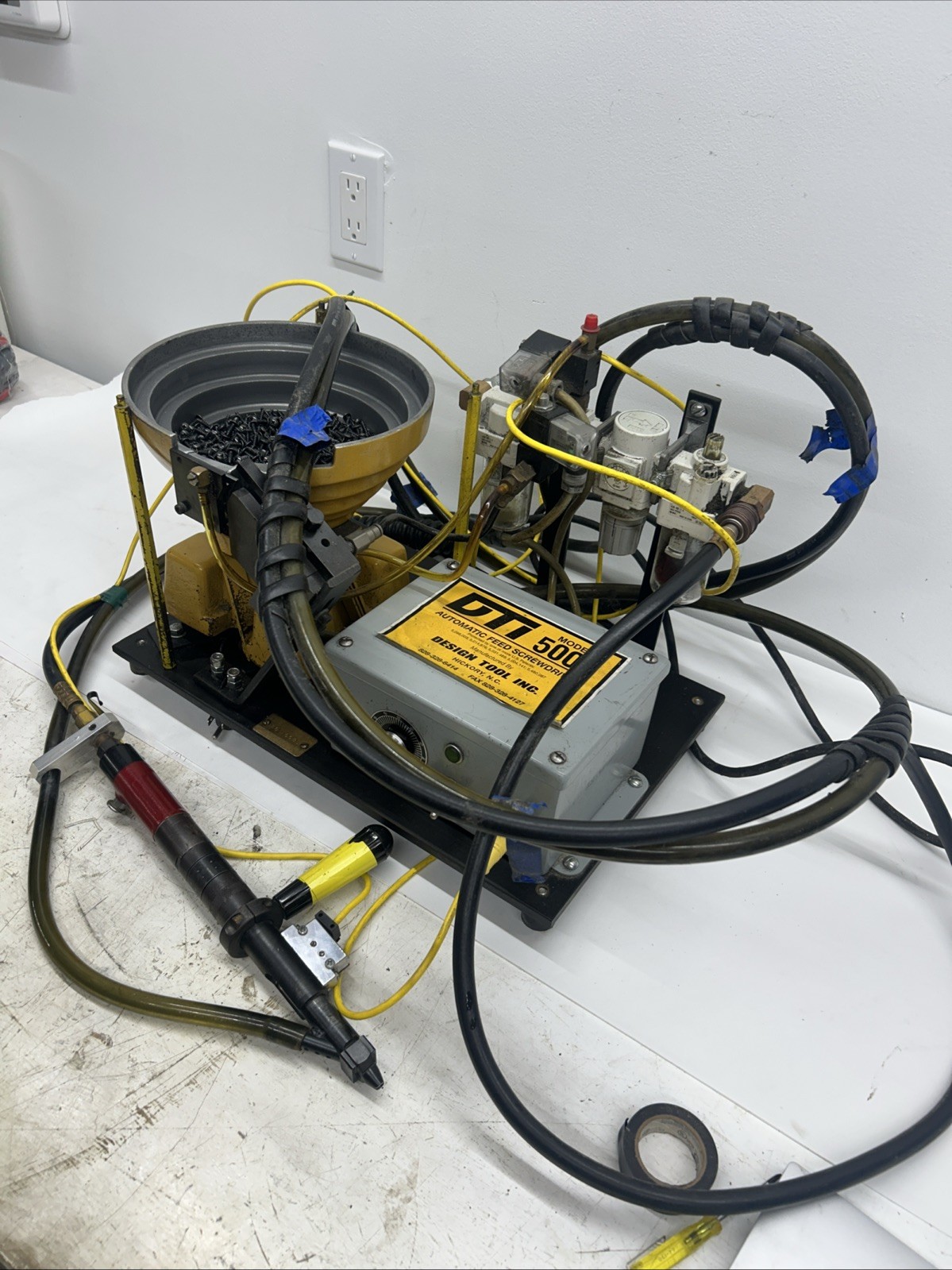 DTI 5000 Automatic Feed Screwdriver. Industrial Automatic Blow Feed Screw Gun.
