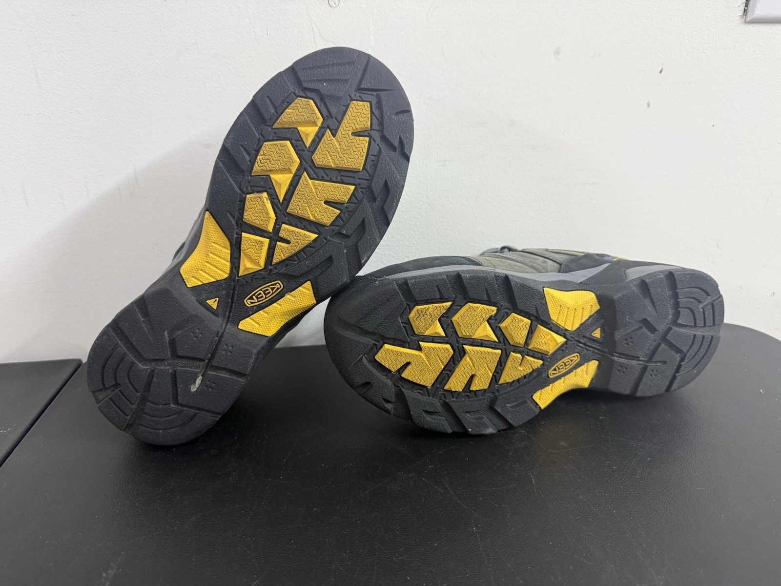 KEEN Utility Work Shoes Soft Toe Black Yellow Mens 9 EE Wide ASTM F2892-11