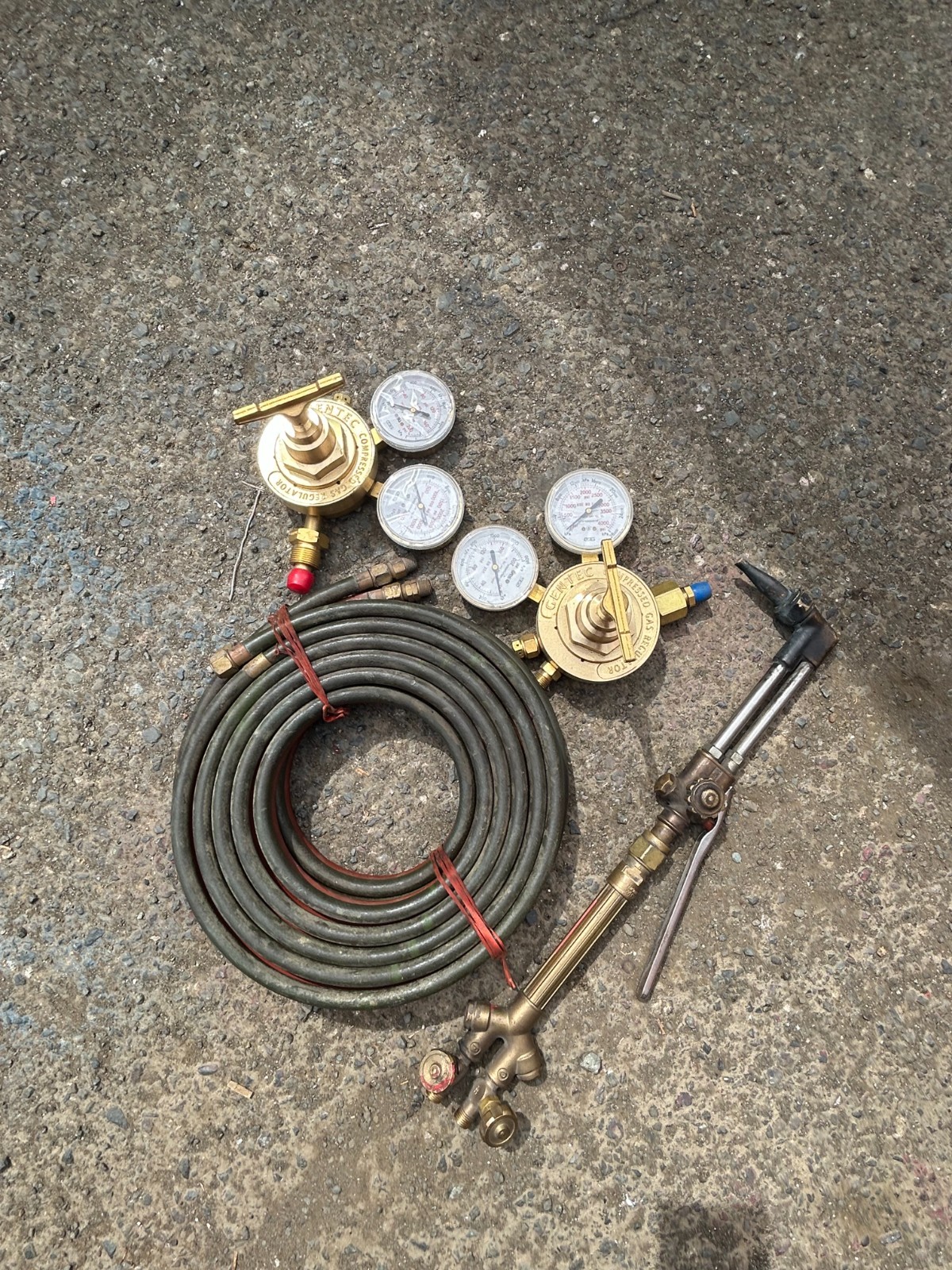 Victor Journeyman cutting torch with hose and Gentec gauges