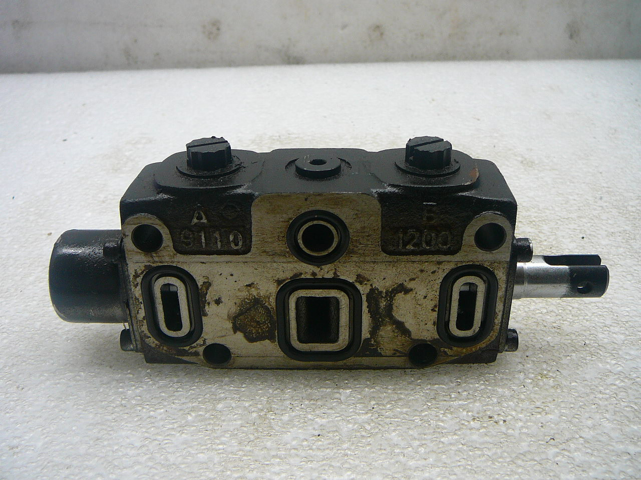 PARKER SINGLE SPOOL HYDRAULIC CONTROL VALVE A 9110, B 1200, A HYZ2 B CN