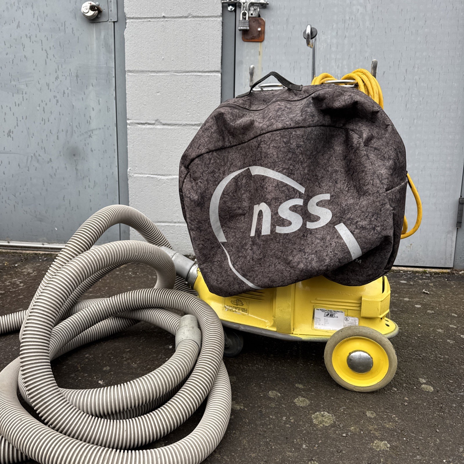 NSS M-1 PIG HEAVY DUTY PORTABLE VACUUM & BAG + HOSE WOW!! WORKS GOOD!
