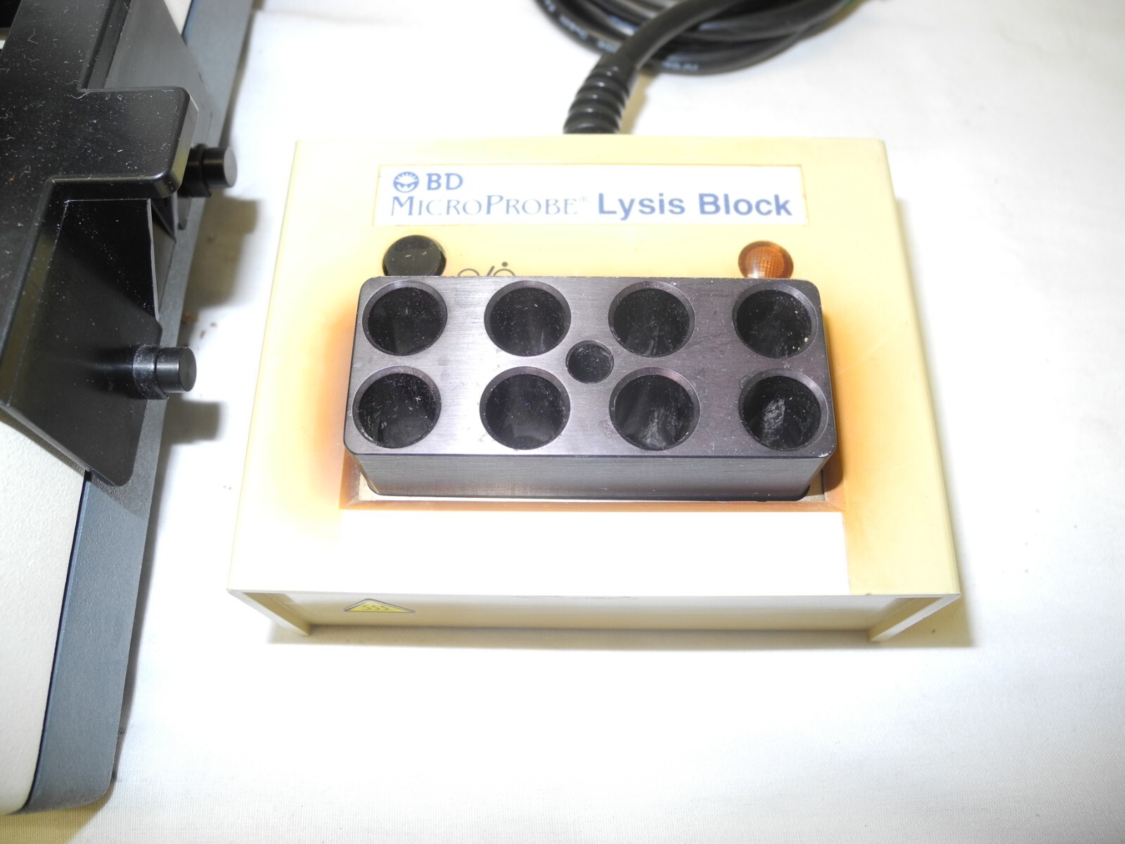 BECTON DICKINSON VPIII BD MICROPROBE PROCESSOR MODEL 250100 W/ BD LYSIS BLOCK