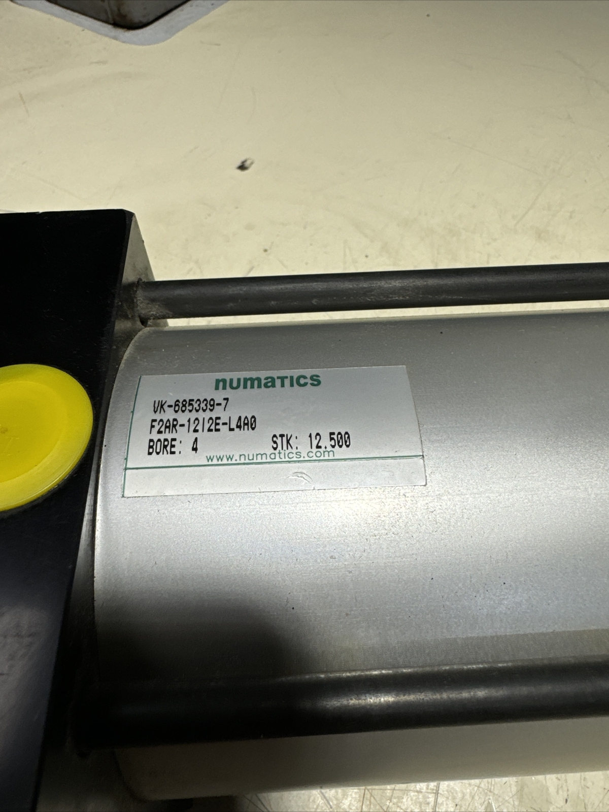 *NEW* Numatics VK-685339-7 Cylinder F2AR-12I2E-L4A0 Bore:4 STK:12.500