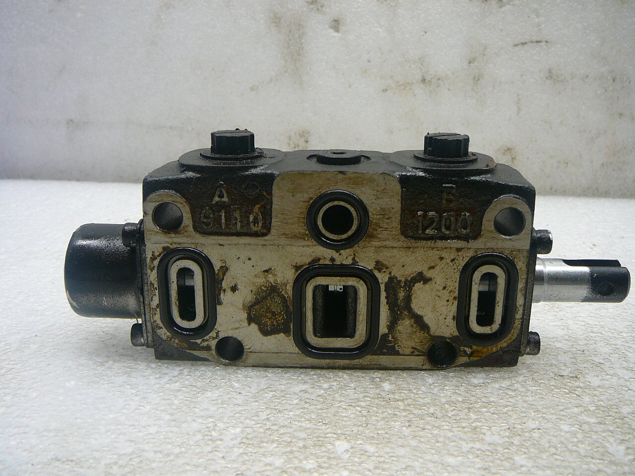 PARKER SINGLE SPOOL HYDRAULIC CONTROL VALVE A 9110, B 1200, A HYZ2 B CN