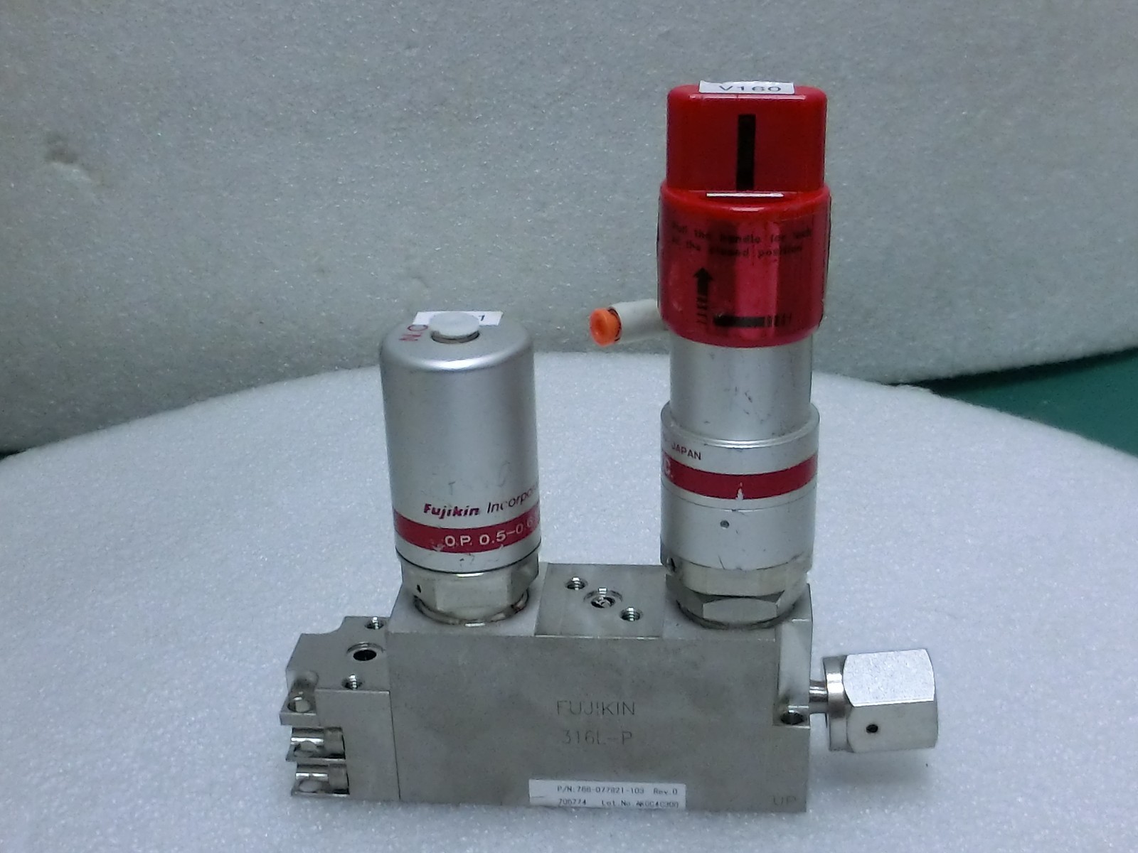 Lam Research 766-077821-103 Rev D Fujikin 705774 Pneumatic Valve,Used,Jp+9773
