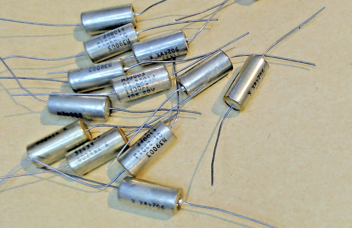 Lot of 4 Vishay Sprague M39003/01-2301J 100uF 20V Hermetic Tantalum Caps