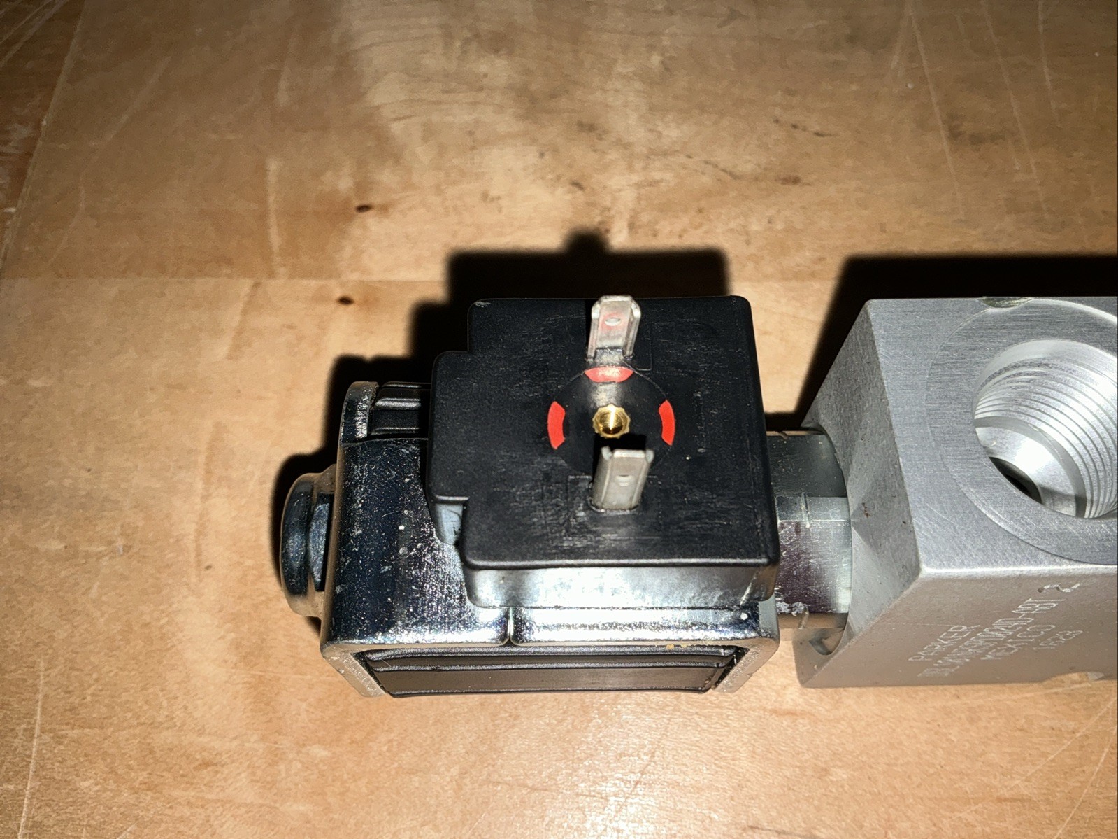 Parker Hannifin Hydraulic Cartridge Valve Body B10-2-A8T 4820-01-667-9947 24 VDC