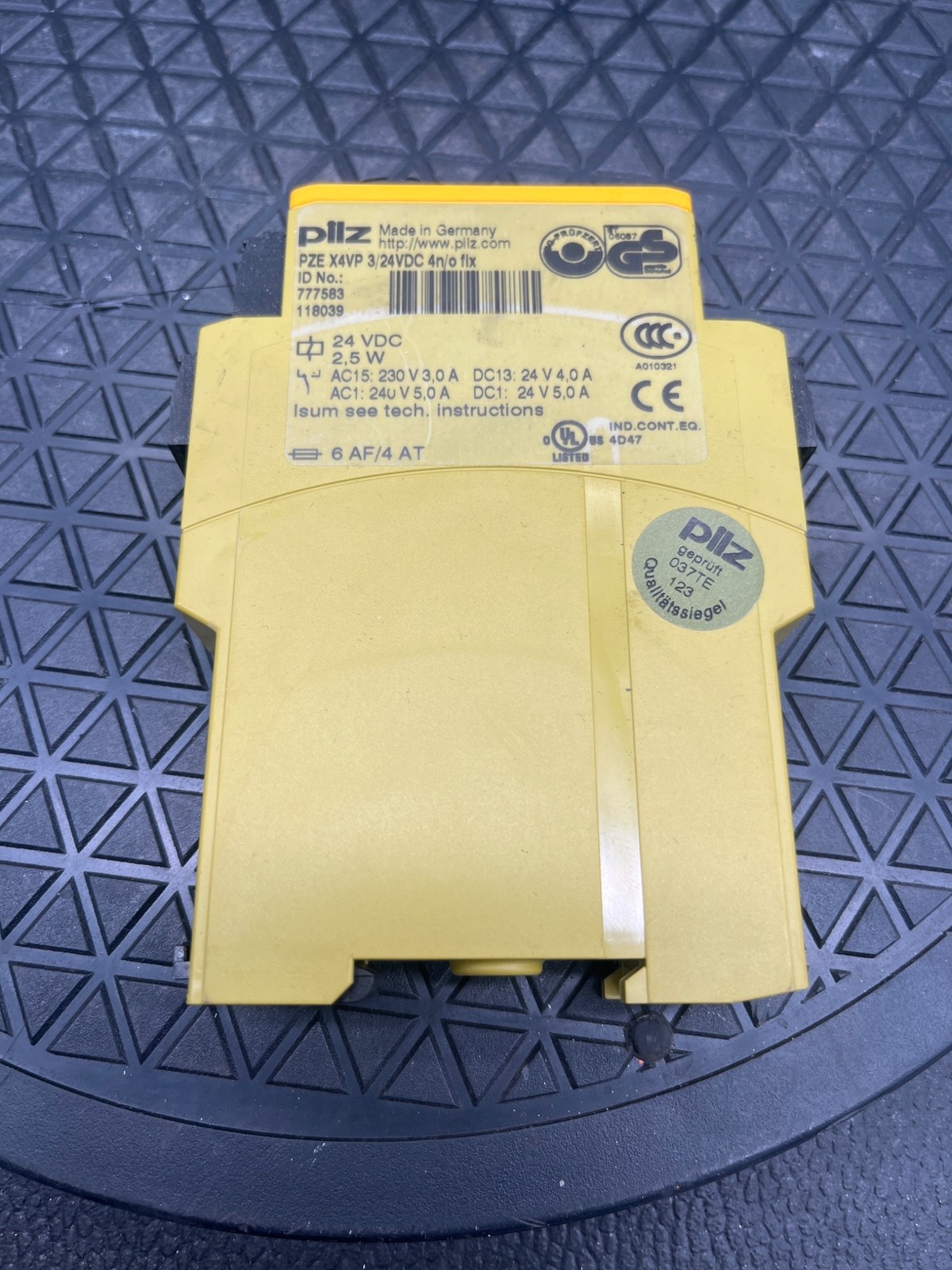 PILZ PZE X4VP Safety Relay USED