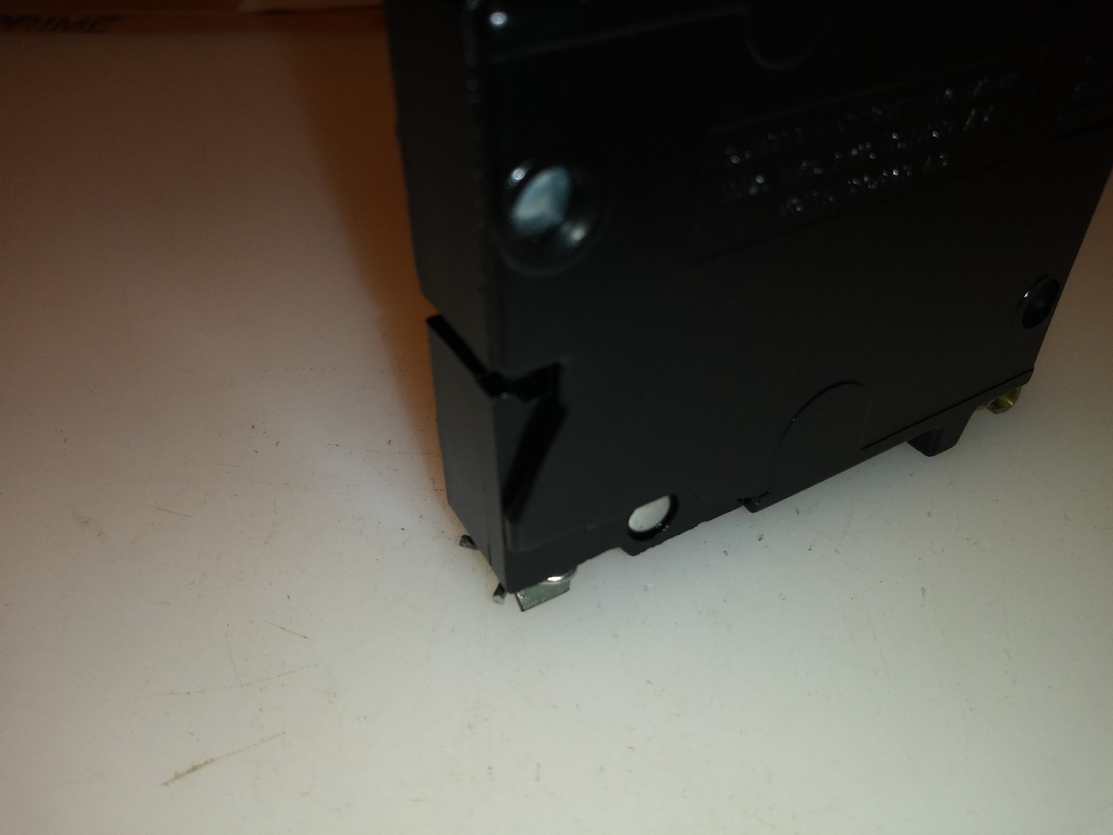 Cutler Hammer CH115 15 Amp 1 Pole 120/240V HALF NOTCH METAL FOOT 1/2 NOTCH CH