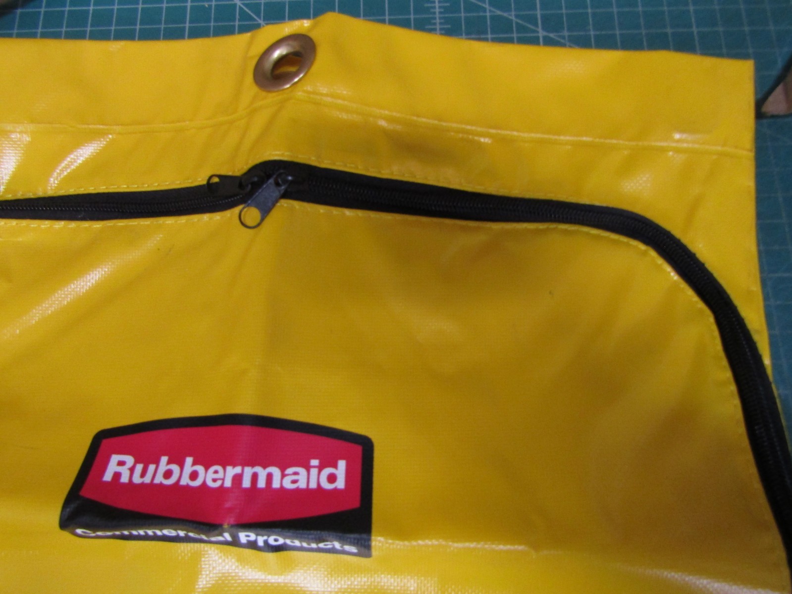 1 – Rubbermaid Commercial 1966719 24 gal Zippered Vinyl Cleaning Cart Bag New –