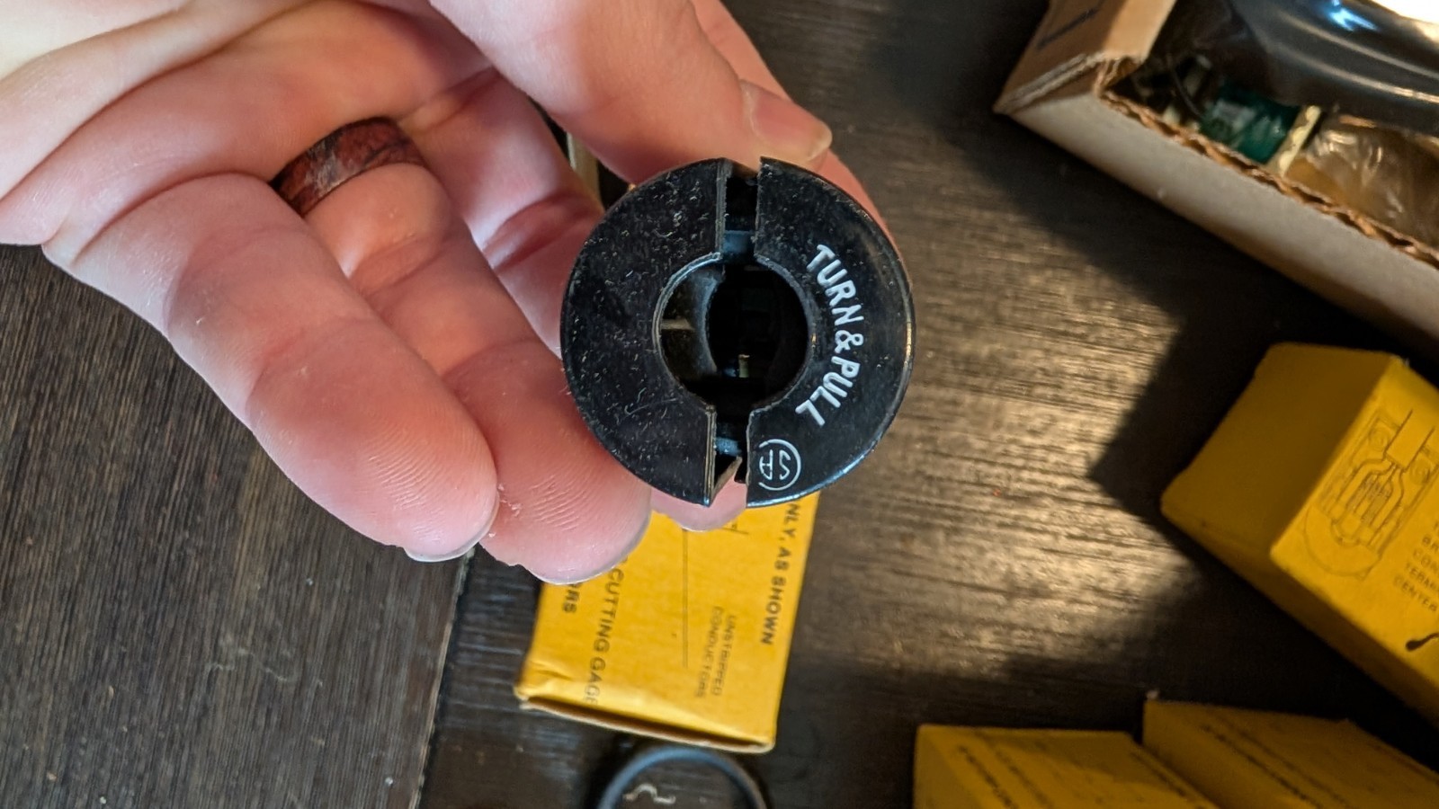 Hubbell 7593V Midget Twist-Lock Connector, 15A 125V AC or DC