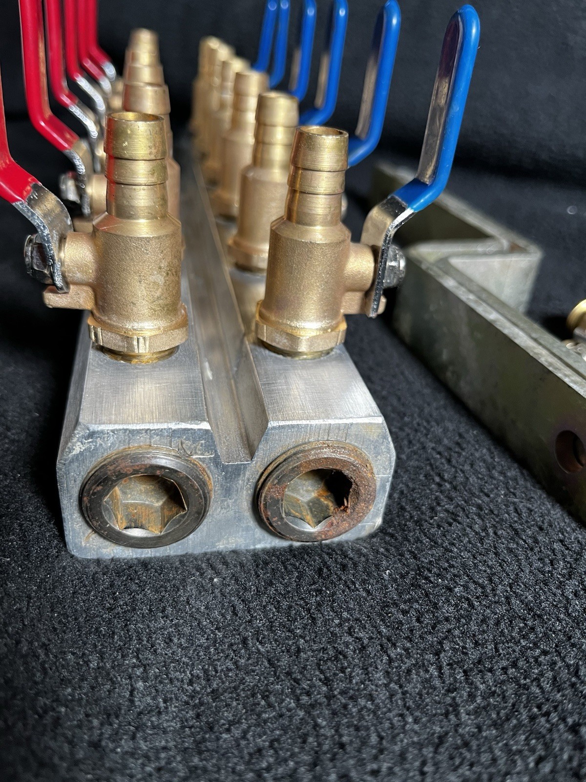 Aluminum Manifold with Brass Ball Valve and Dual Color Handles 6 Port 1/2